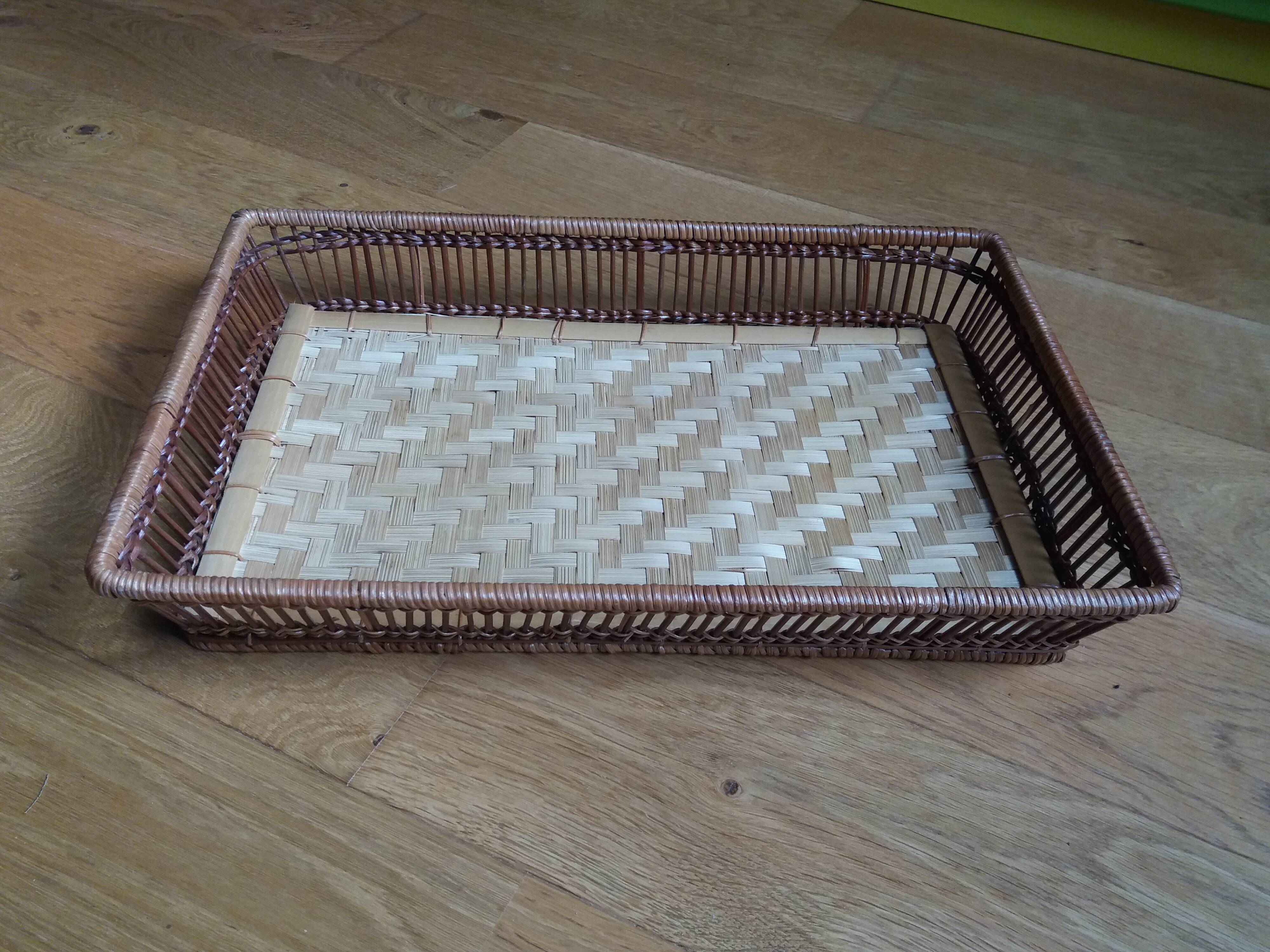 Wicker presentation basket tray