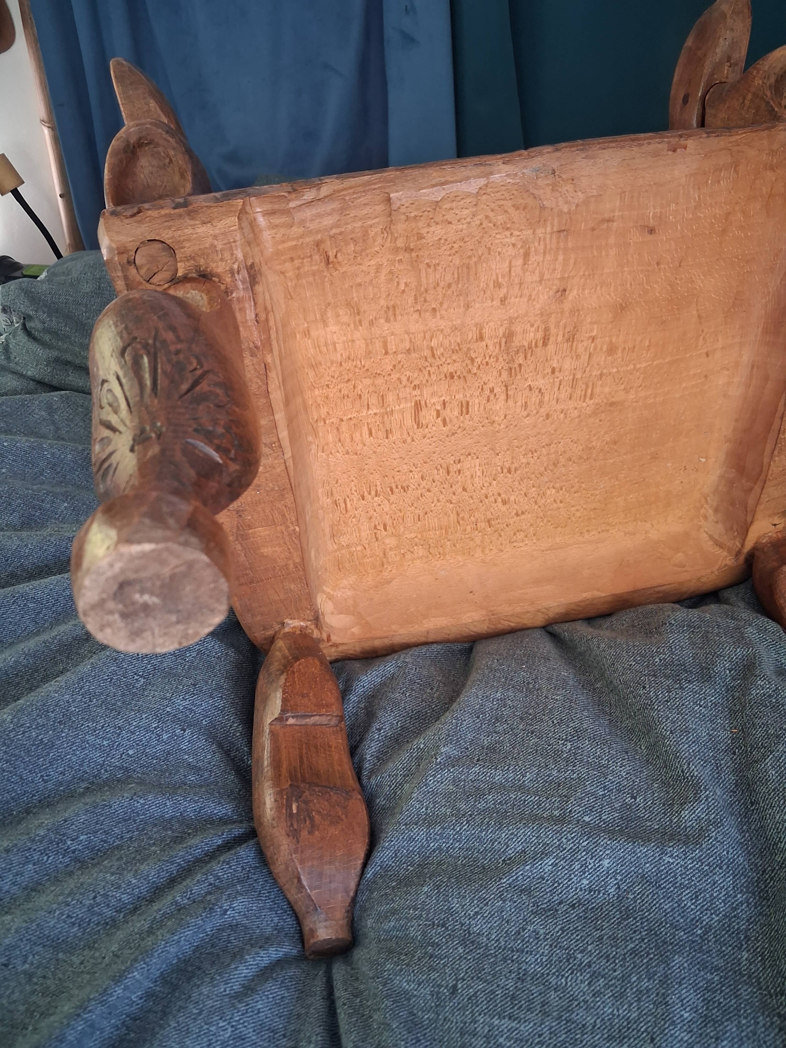 Chaise enfant en chêne sculpté. Ancien meuble breton
