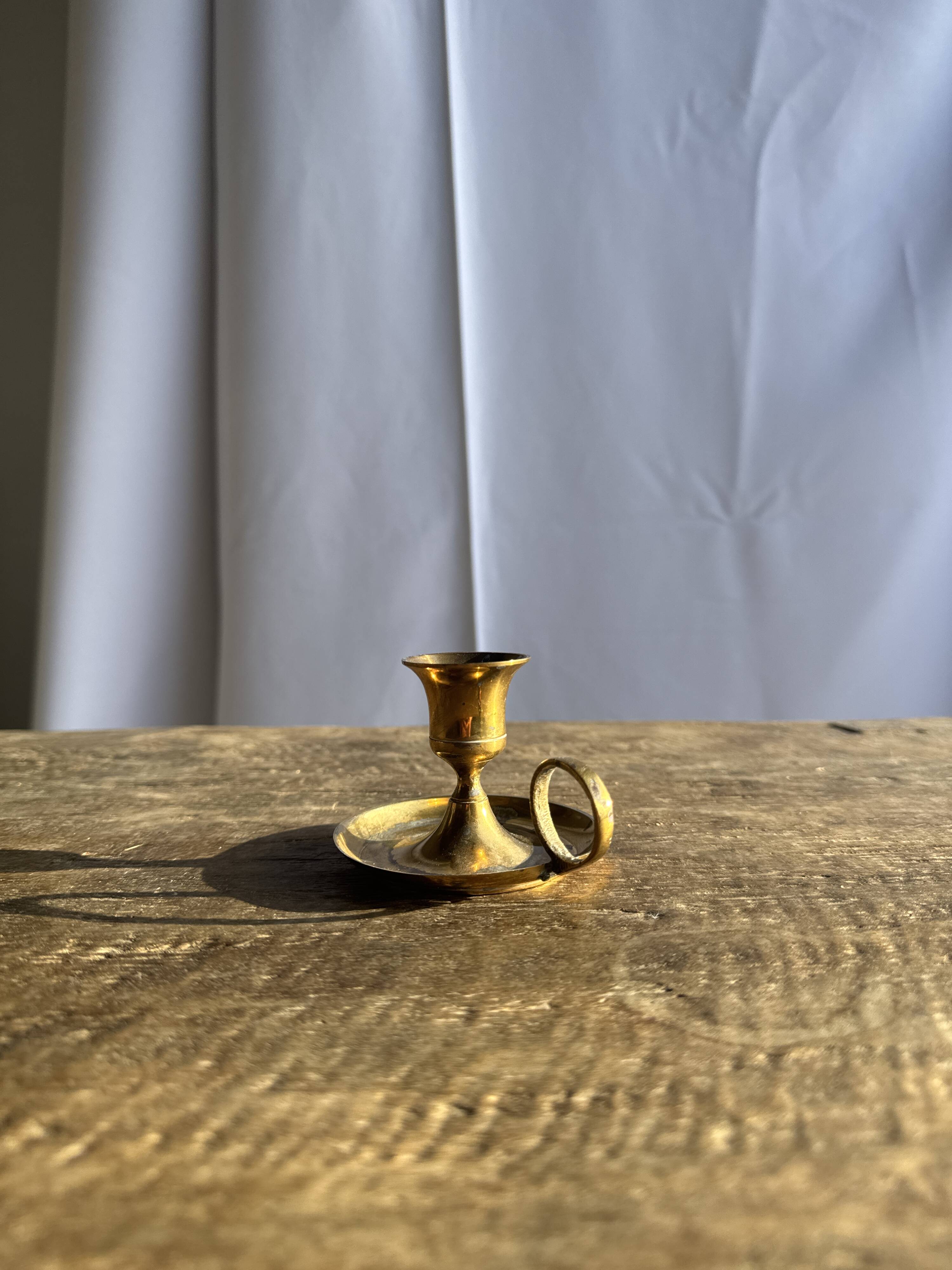 Small golden hand candlestick with a round loop handle D8 H6.5