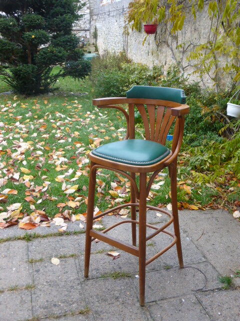 Bar stool in green leather and curved wood