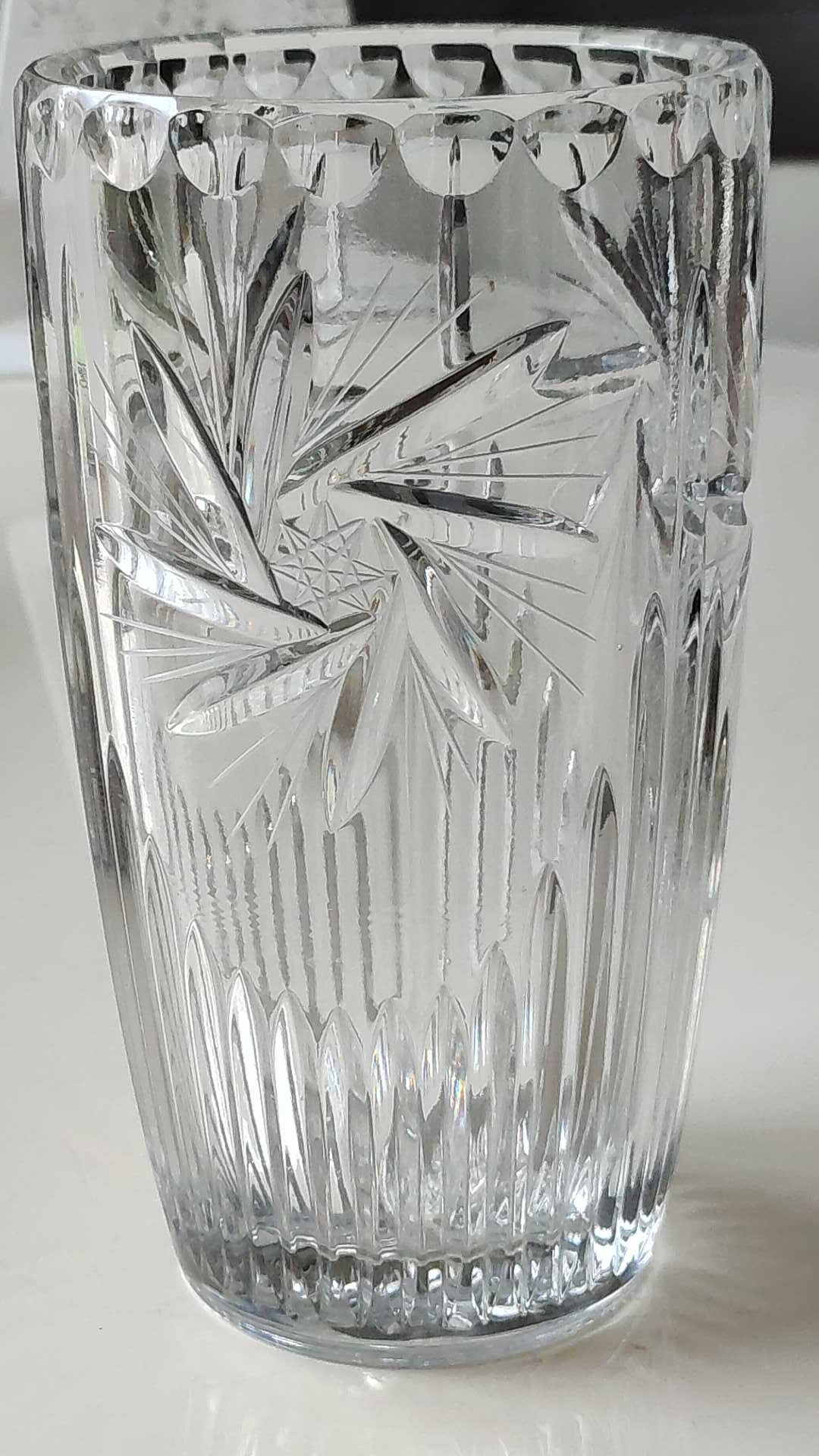 Vase vintage au Design stylé, en cristal de Bohème finement taillé -Motifs étoilés, pointes diamant