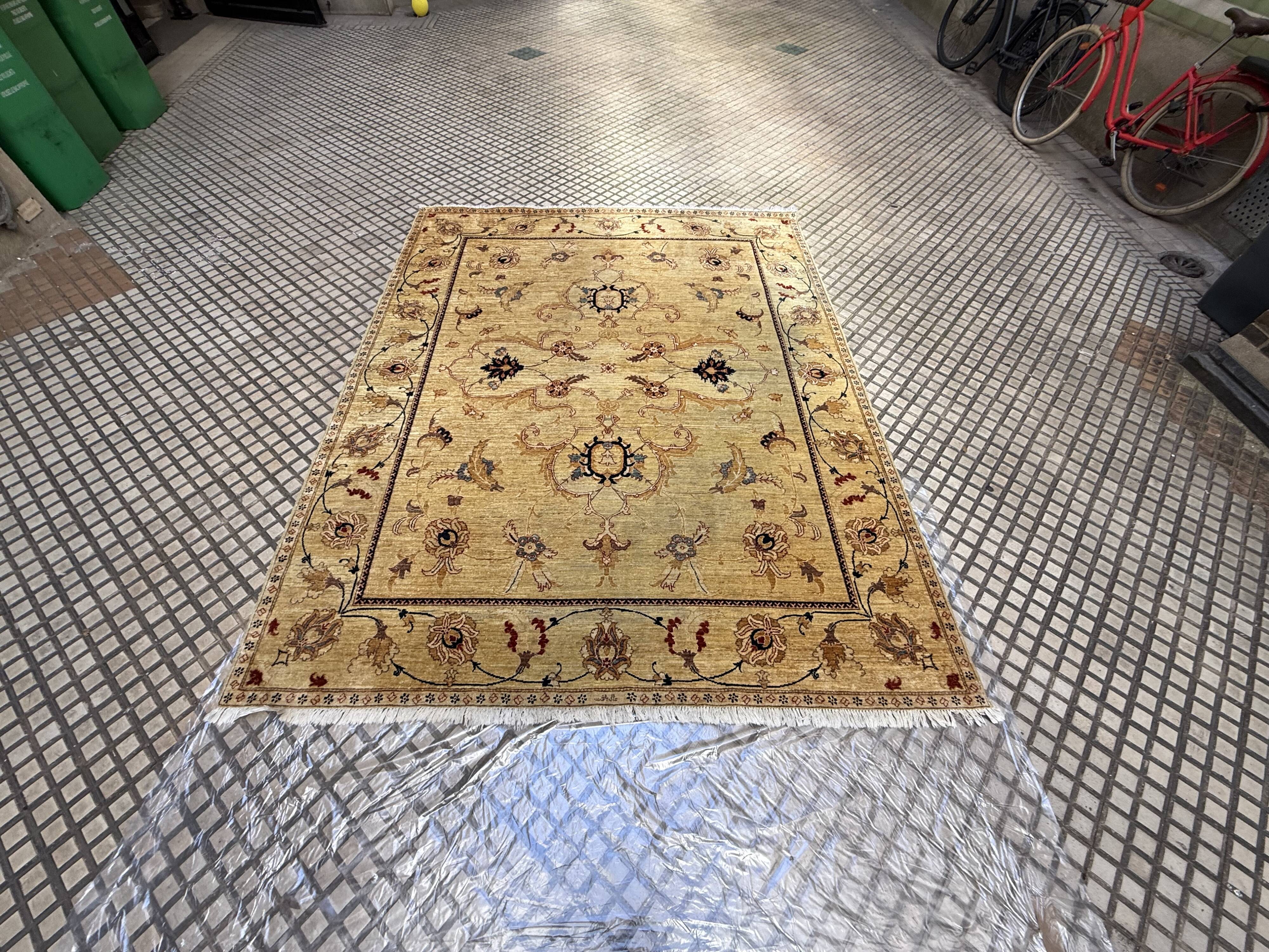 Tapis d’Orient noué main en laine, 287 × 237 cm