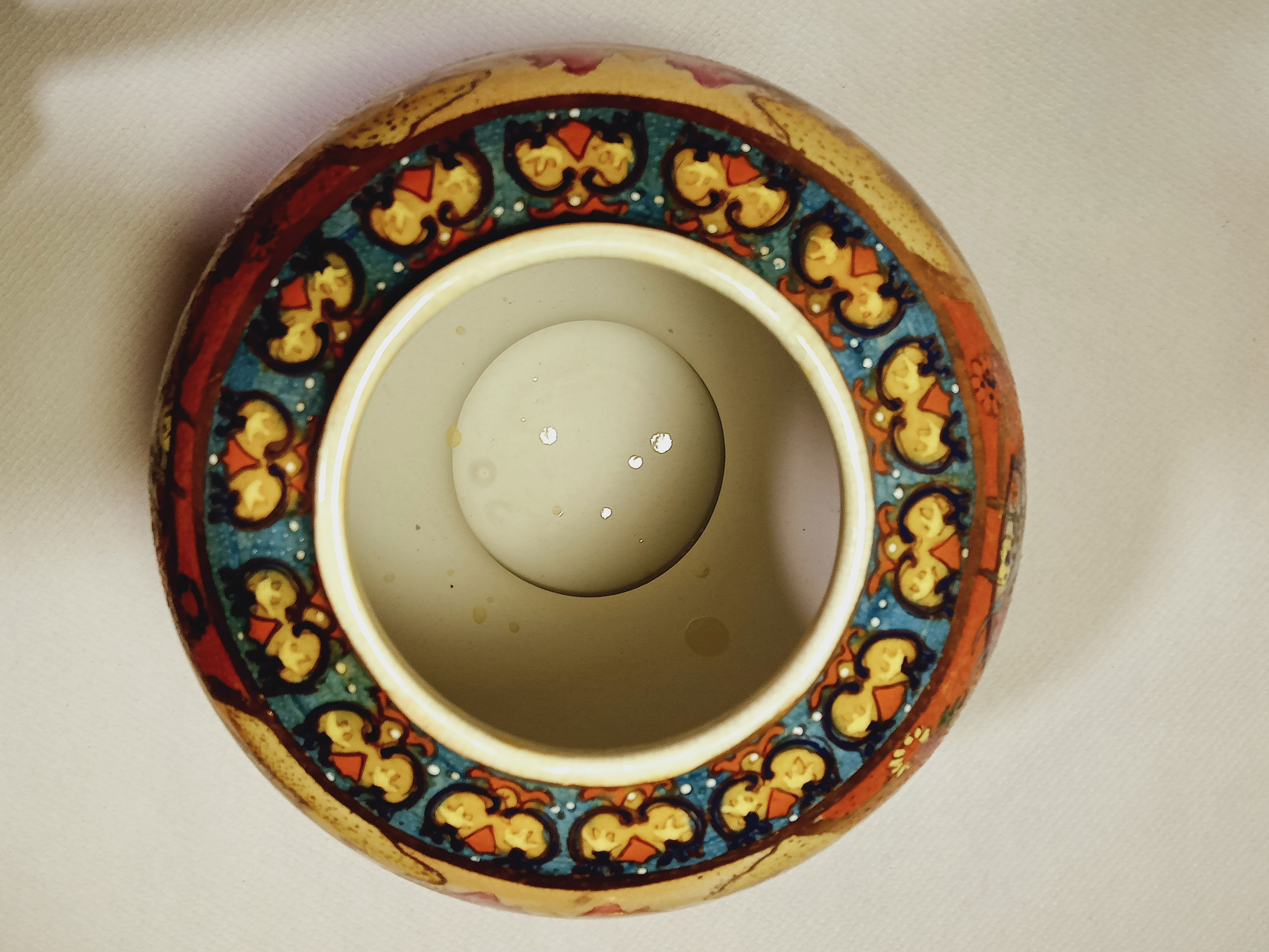 Chinese porcelain vase with lid