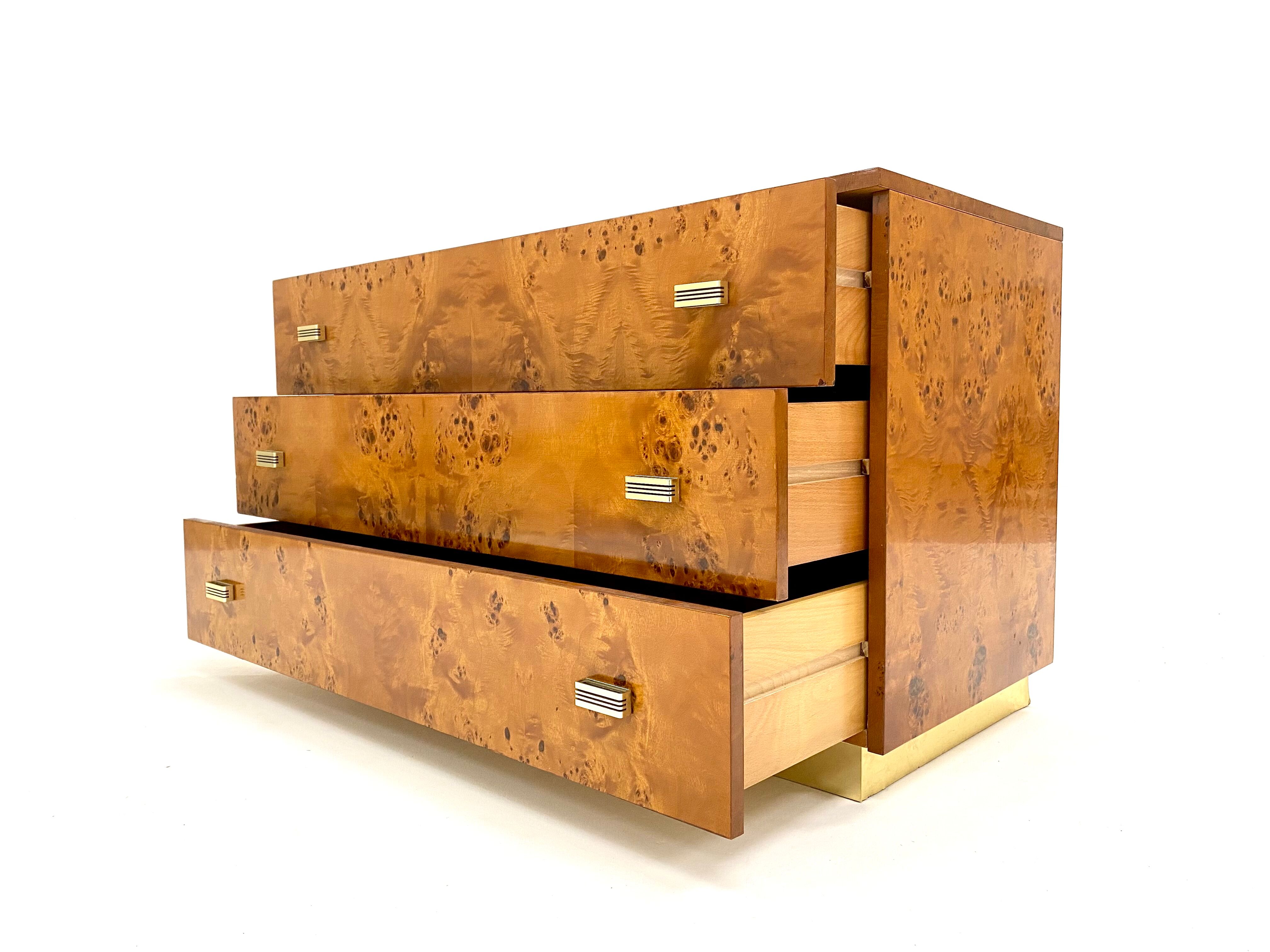 Chest of drawers in elm magnifying glass and brass 1970s