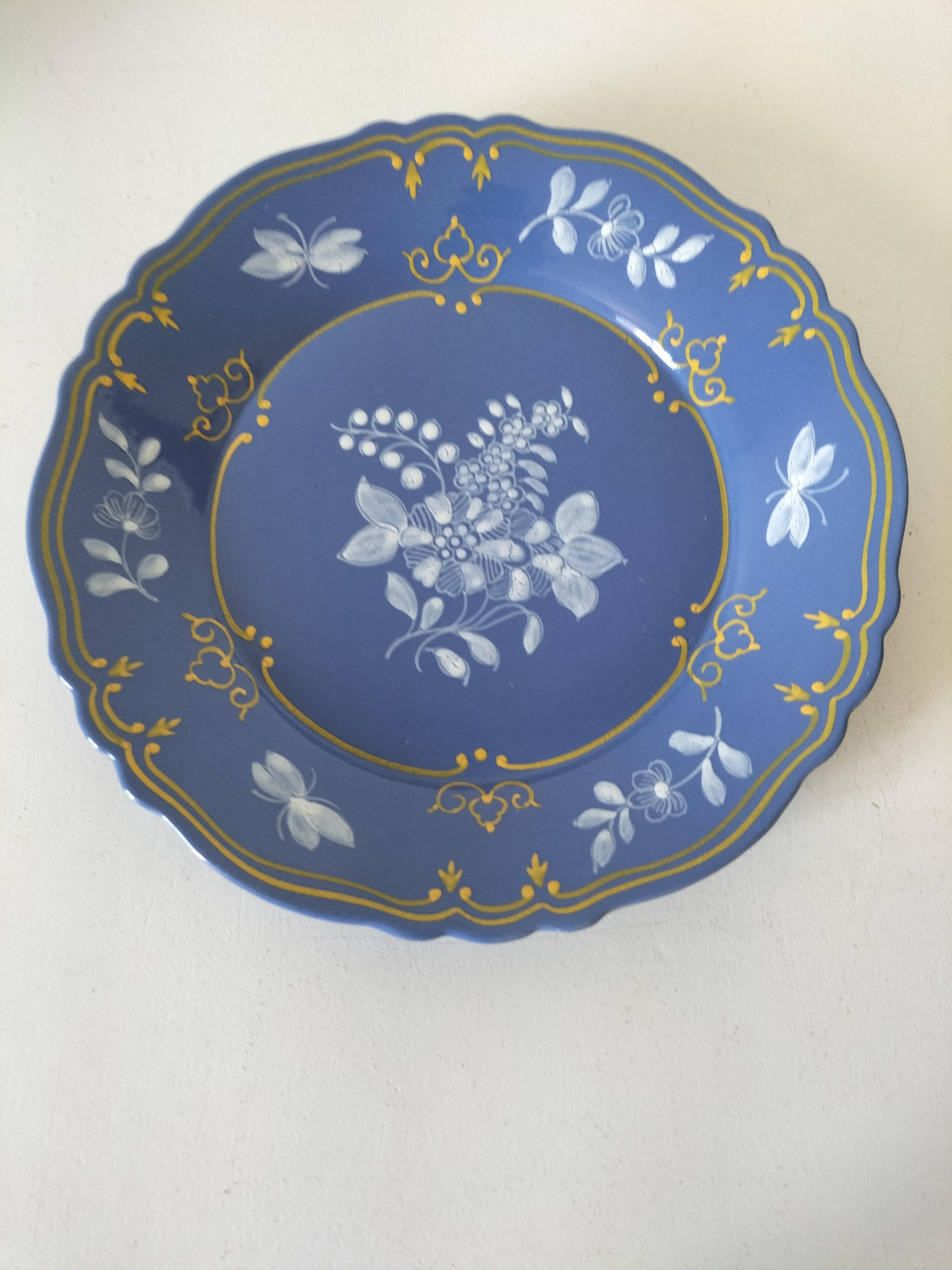 Hand-painted plate – Saint-Omer earthenware factory (attributed)