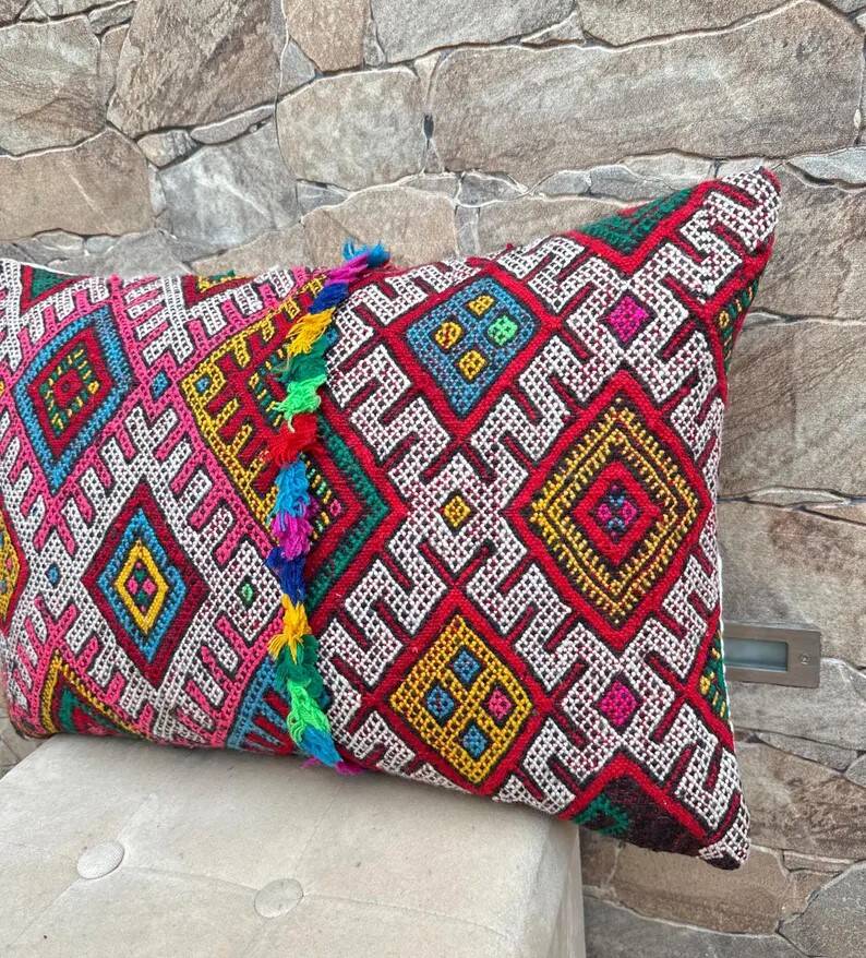 Vintage Berber kilim cushion cover: Moroccan wool cushion