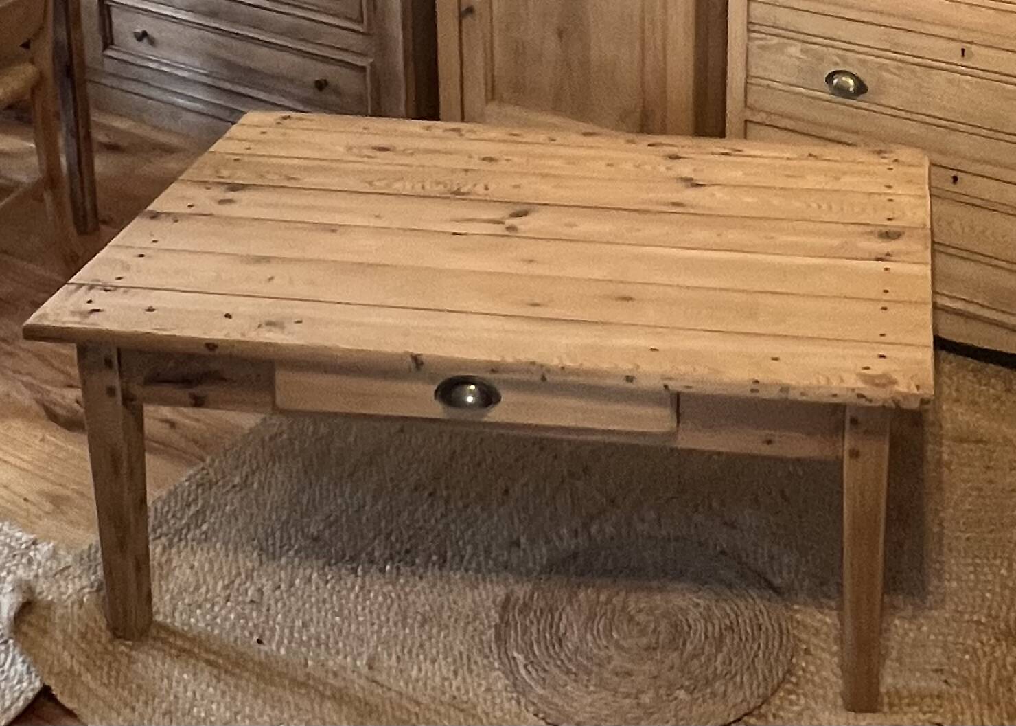 Old farmhouse coffee table with 1 drawer in raw solid wood.