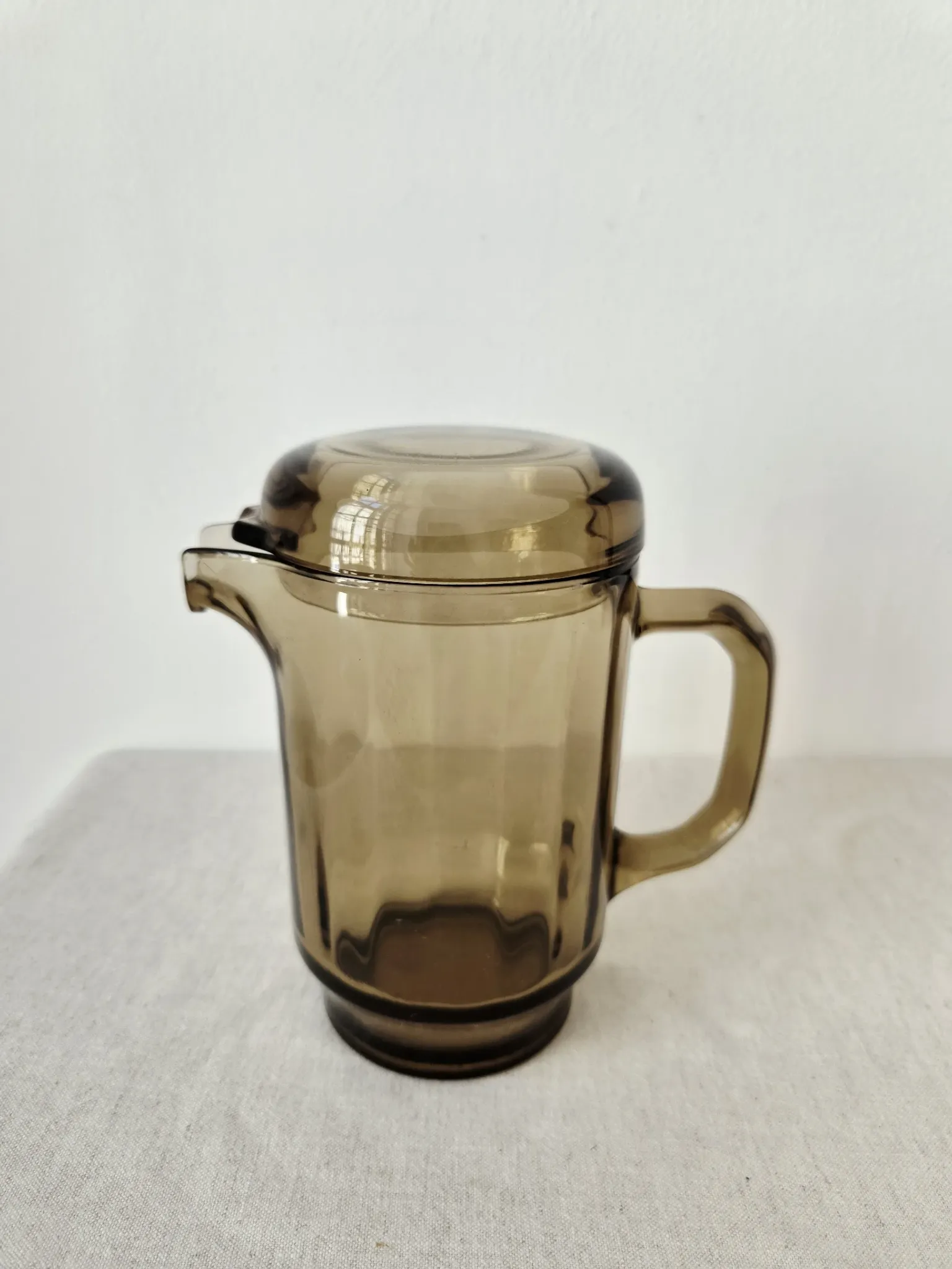 Vintage carafe with smoked glass lid '70s/'80s - Arcoroc France