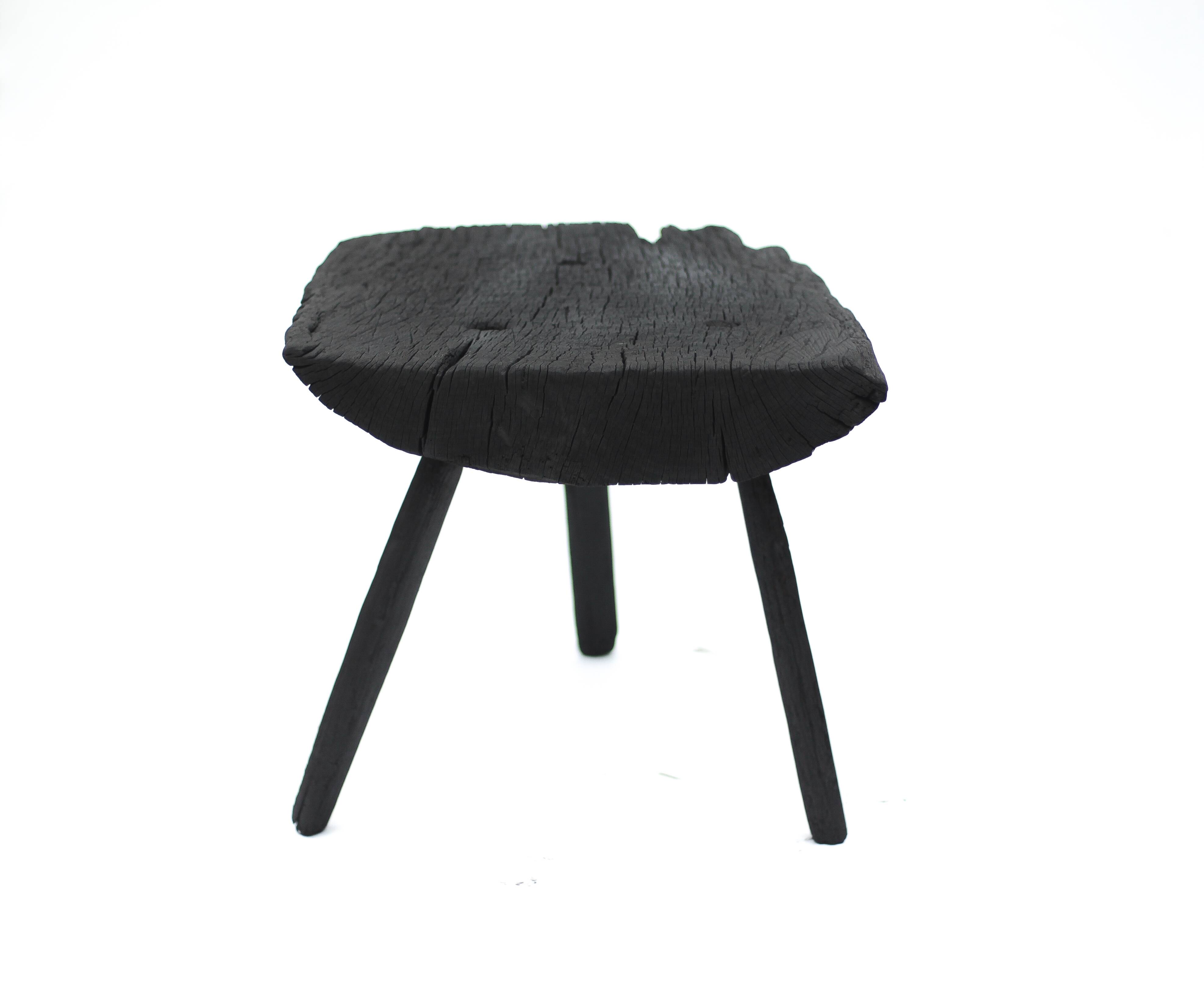 Table basse brutaliste tripode