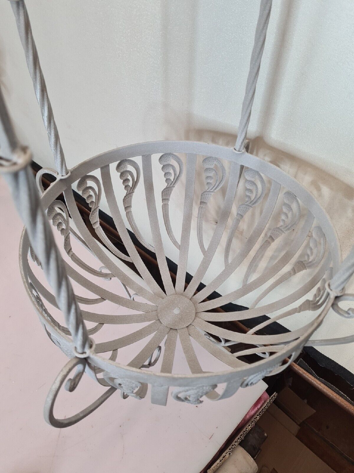 Lantern-shaped pendant lamp for iron flowers