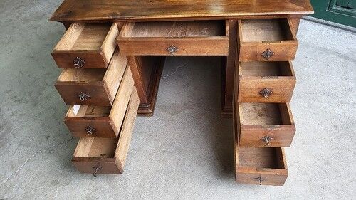 Ancien bureau 9 tiroirs en noyer de style gothique ref je