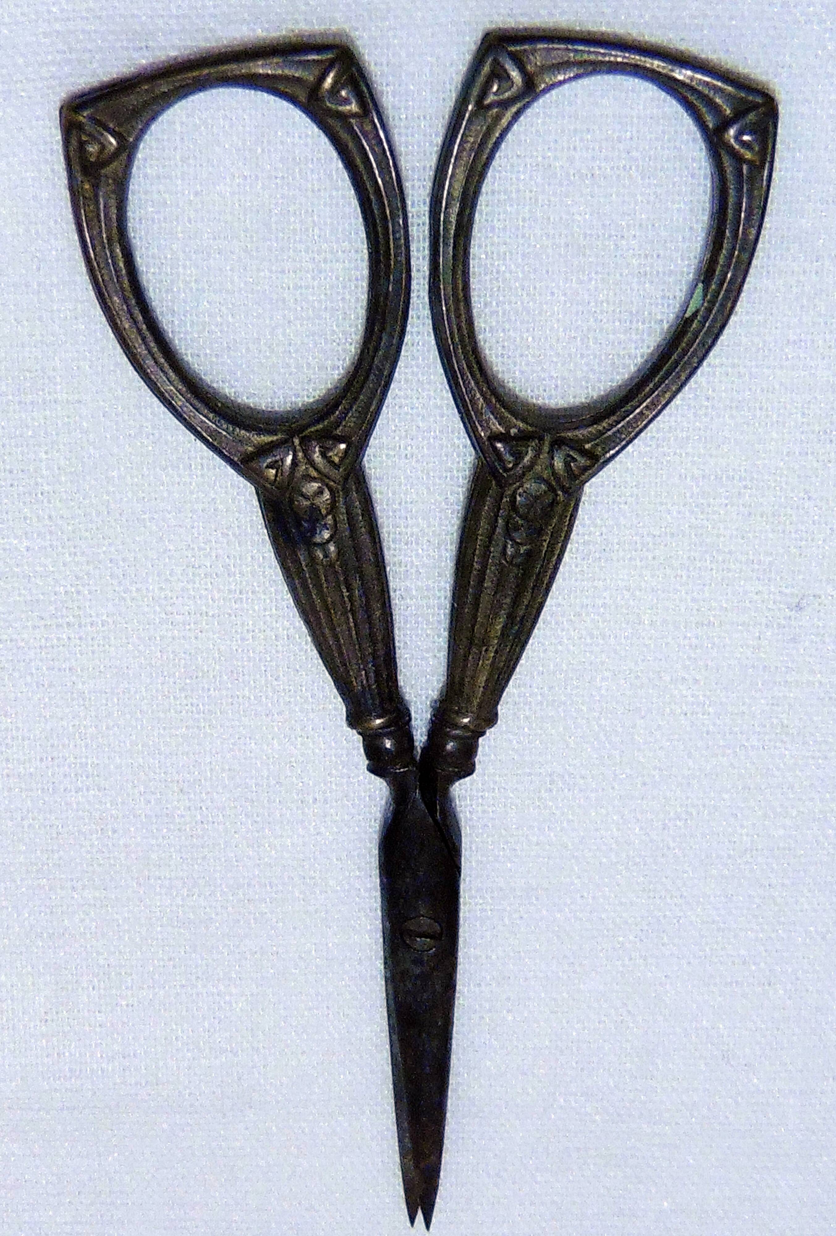 Pair of Art-Nouveau embroidery scissors, in perfect condition!