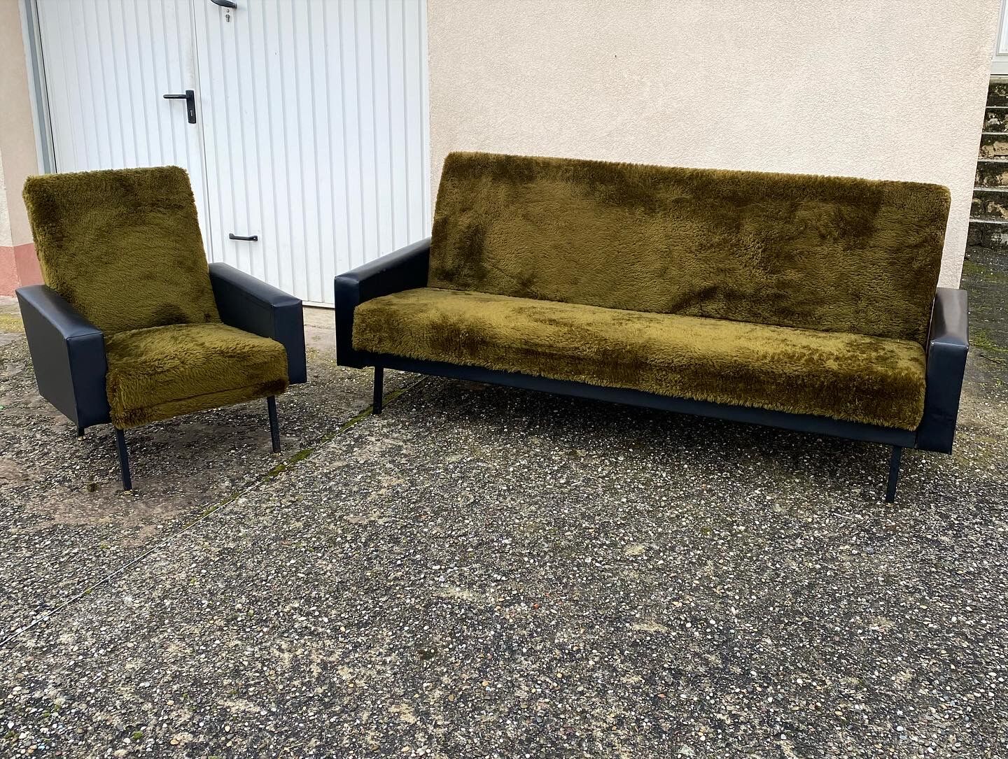 Sofa with are vintage armchair Skaï and moumoute