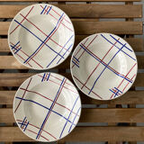 3 assiettes creuses anciennes Badonvillier, traits entrecroisés rouges et bleus