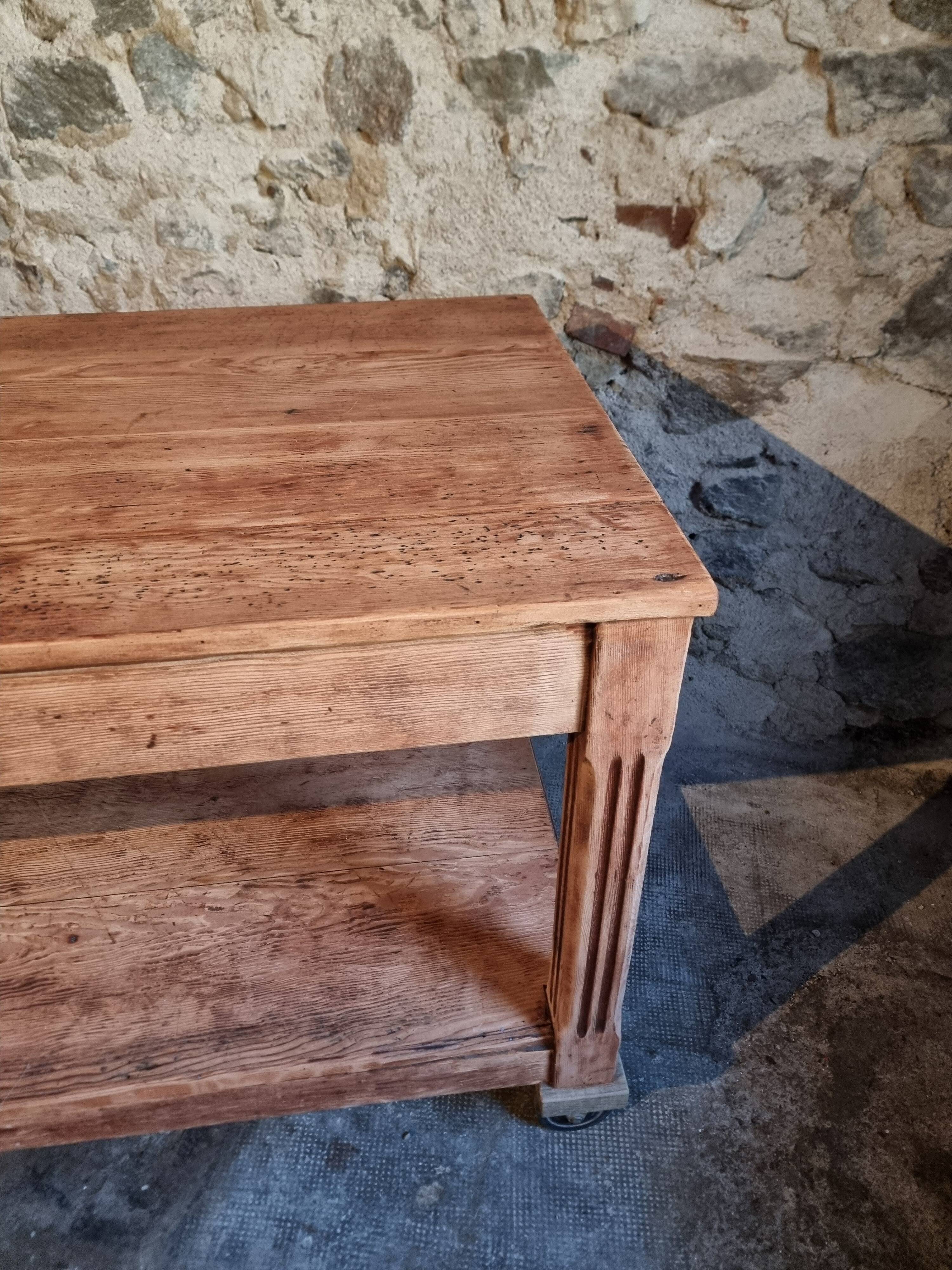 French antique work table in pitch pine – large workshop / draper's table, early 20th century