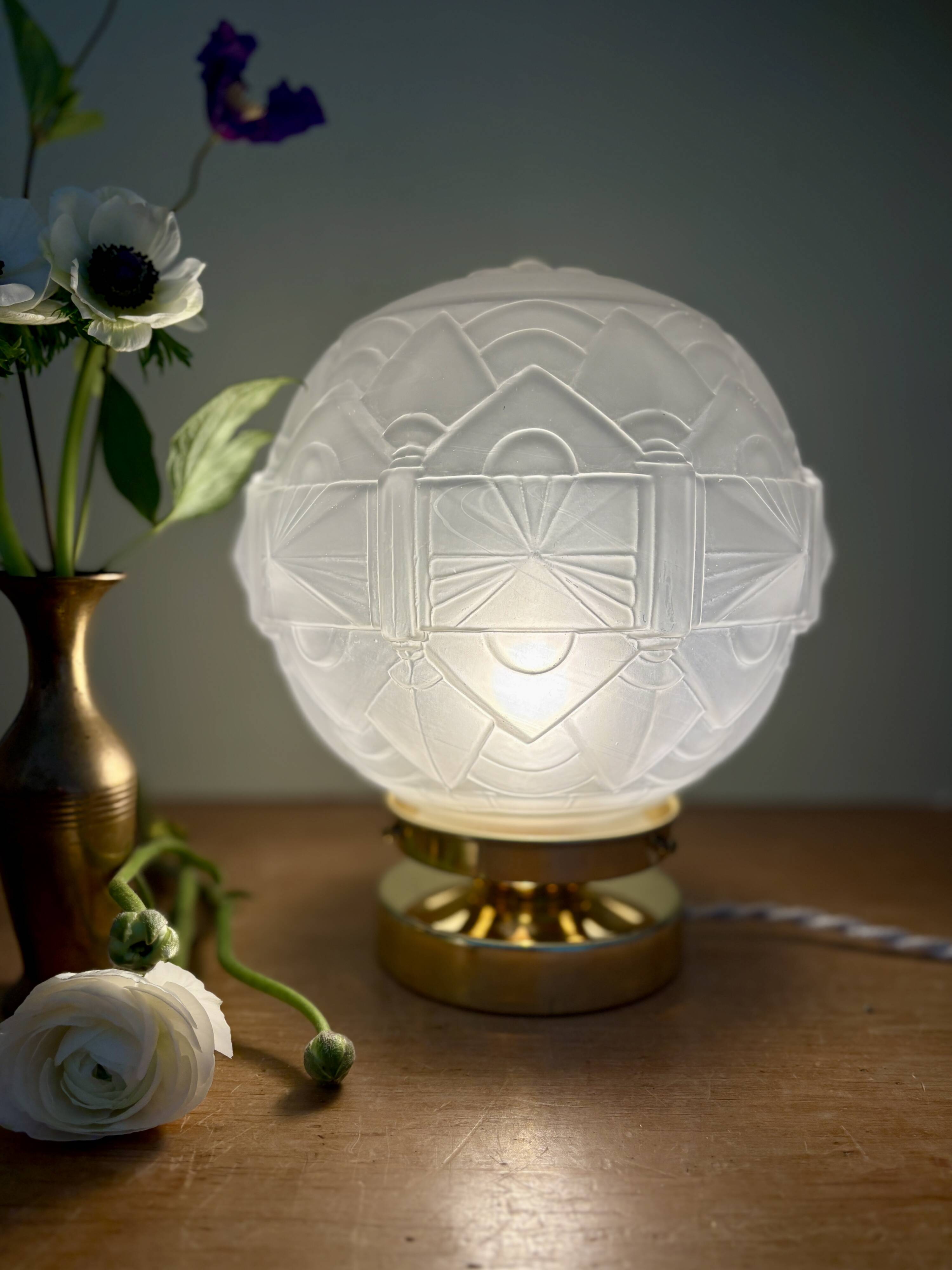 Vintage art deco globe table lamp in frosted glass