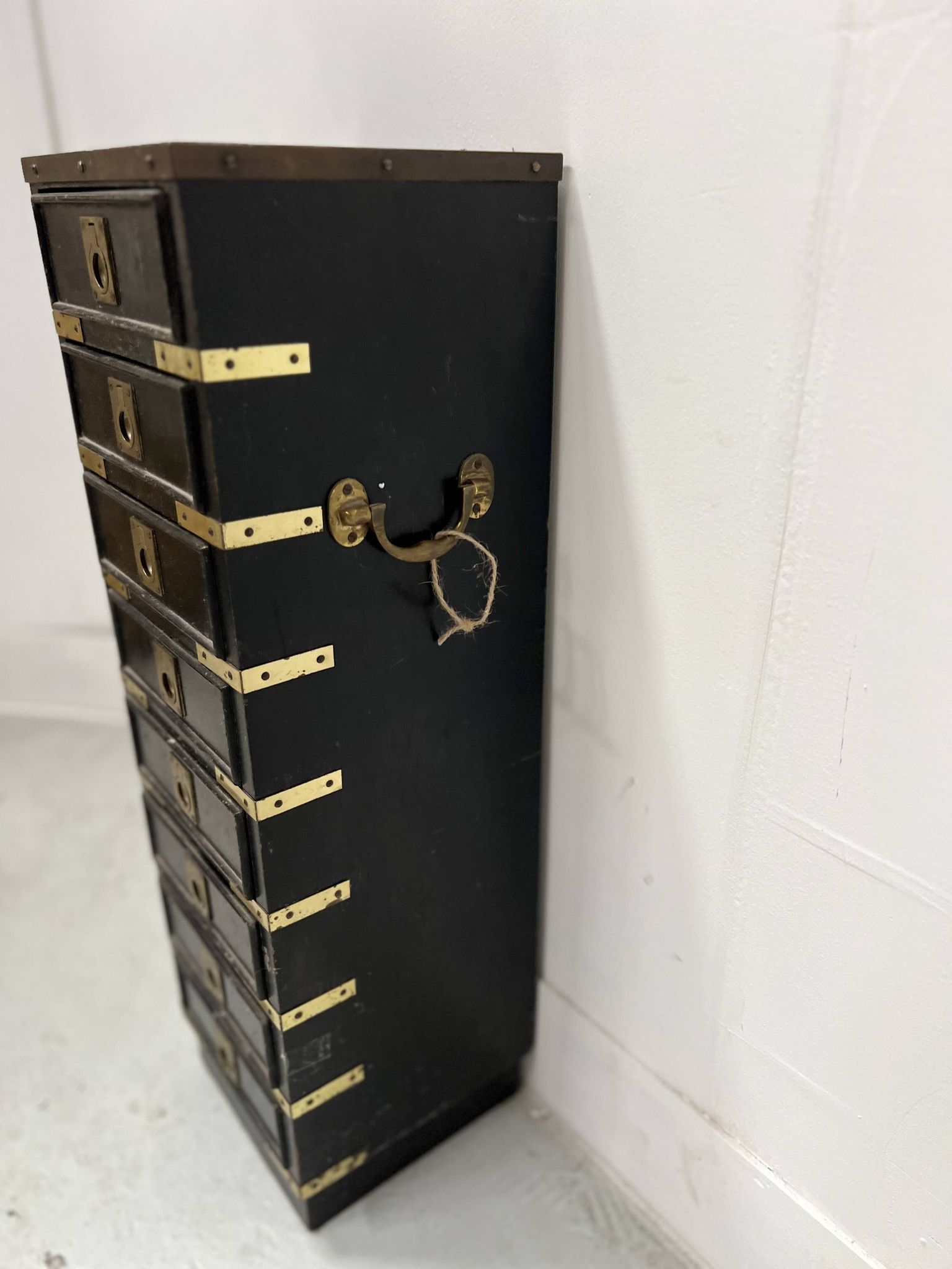 Meuble a huit petits tiroirs en bois noir XX Siècle