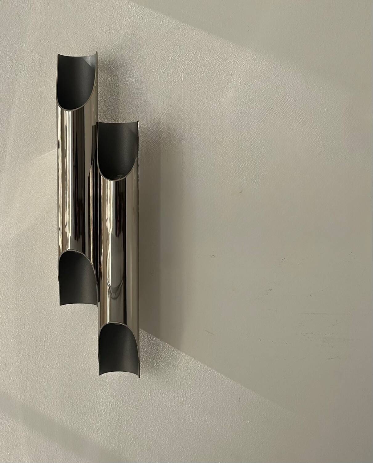 Paire d’appliques doubles vintage en métal chromé par Delightfull Galiano