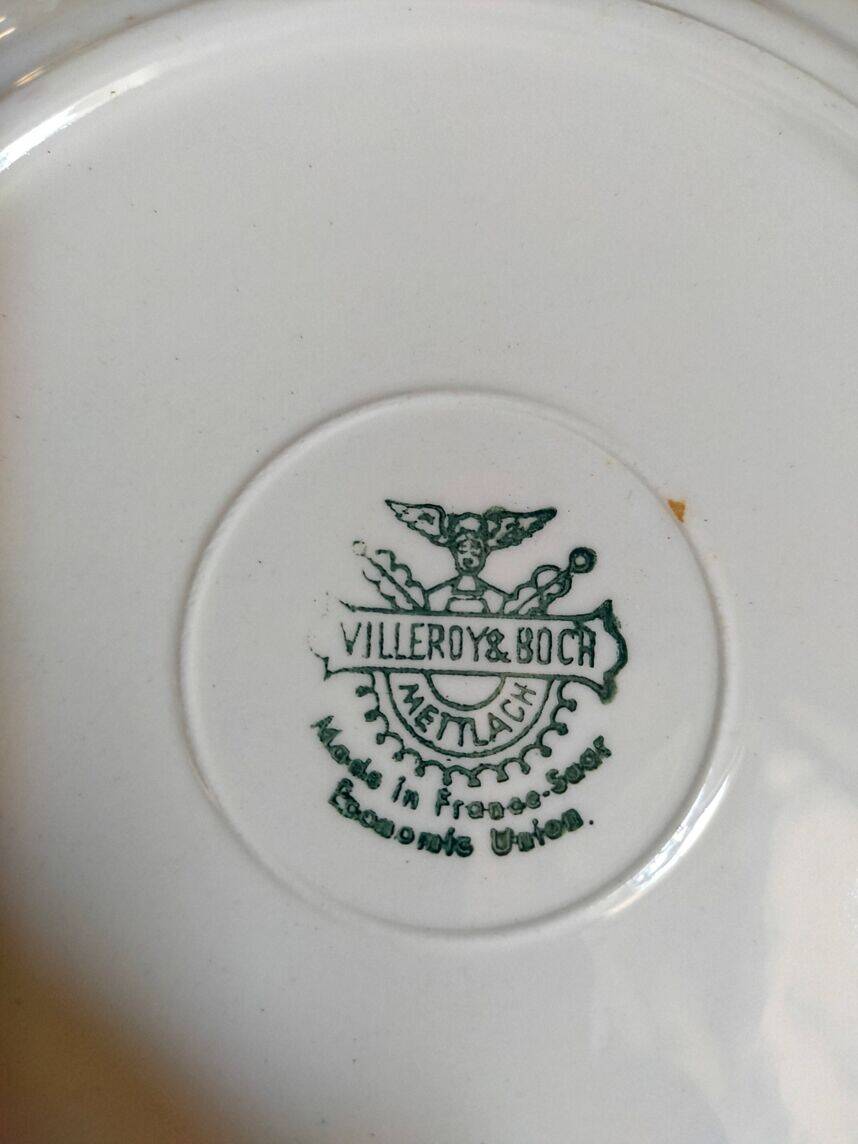 Eight Villeroy & Boch dessert plates with gold decor