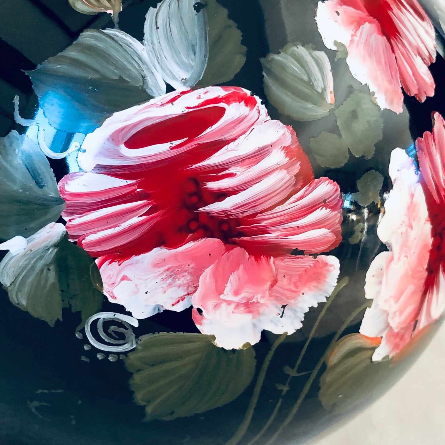 Potiche noire et dorée décor roses