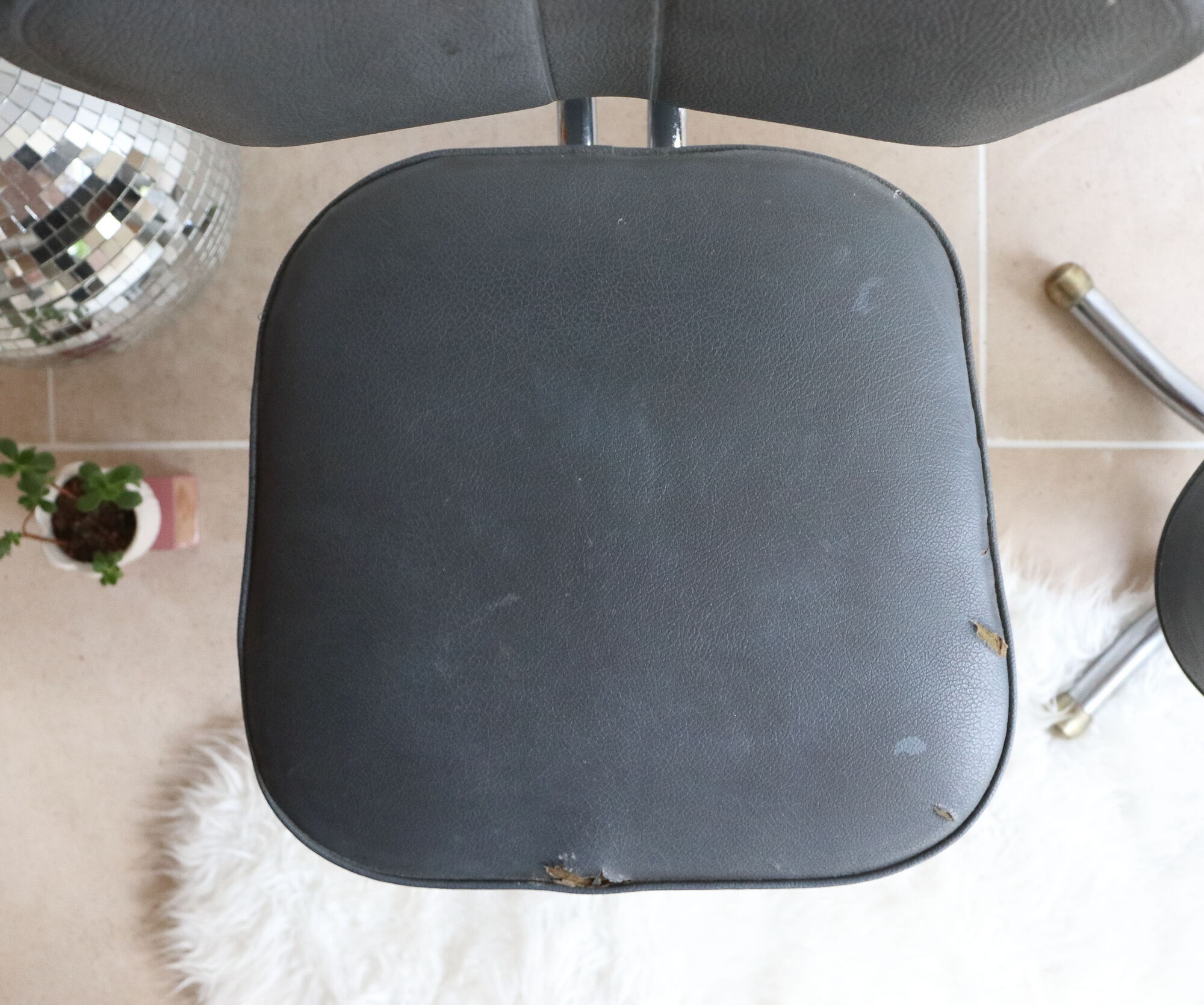 Pair of workshop chairs from the 50s in chrome steel and imitation leather