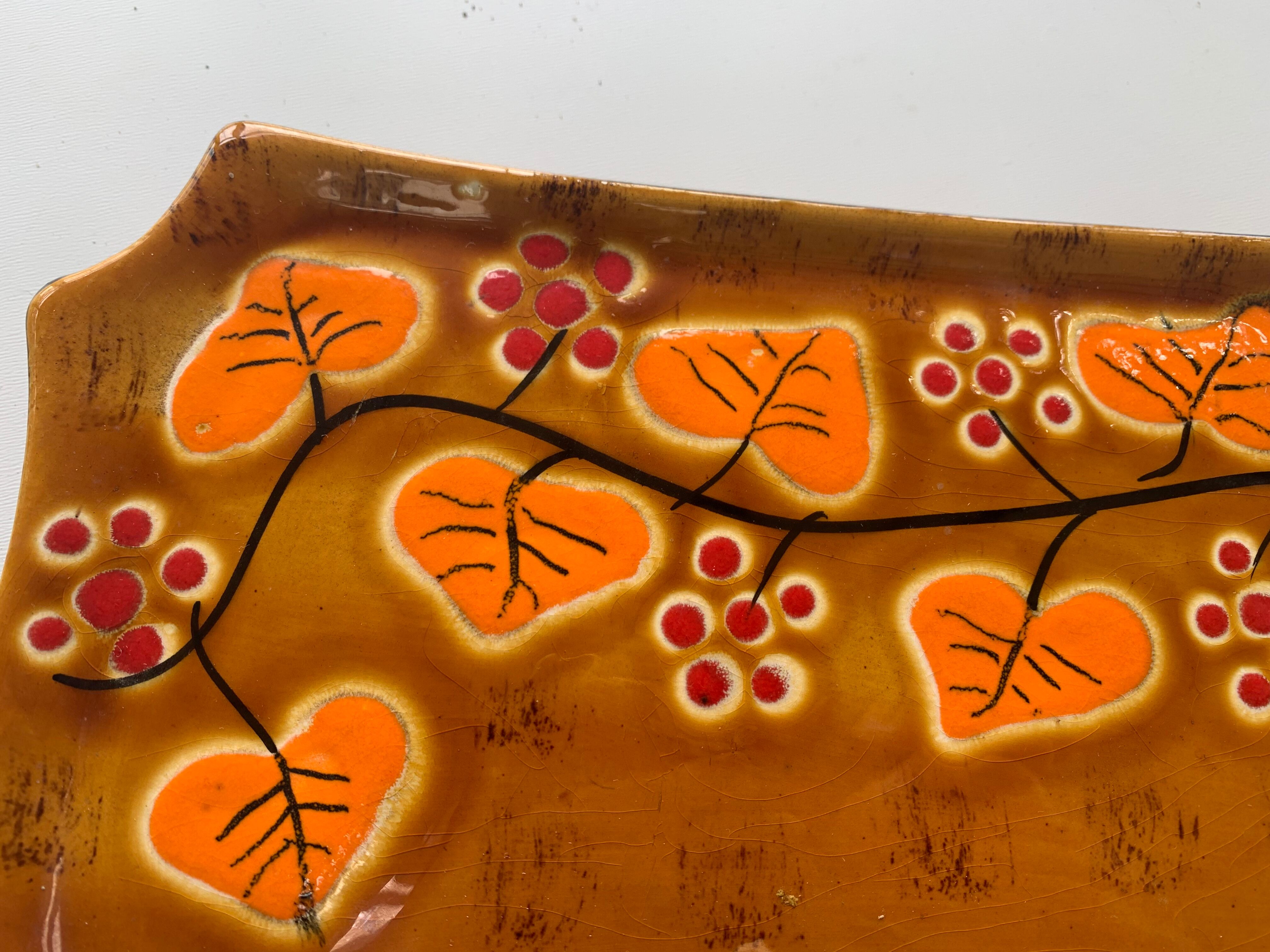 Cake dish in ochre glazed ceramic and vintage orange foliage