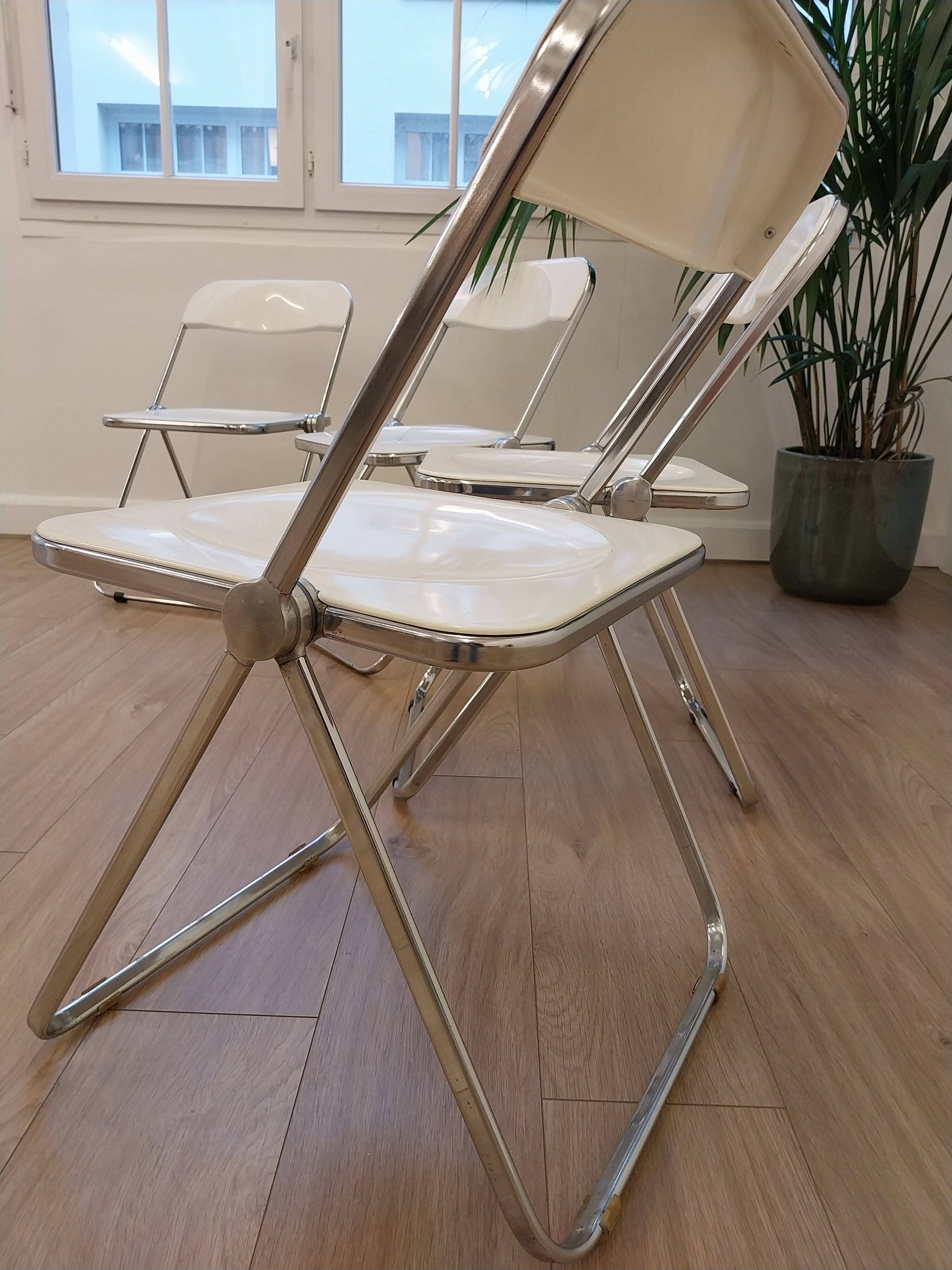 Italian vintage lot design – Four white Plia chairs – Anonima Castelli