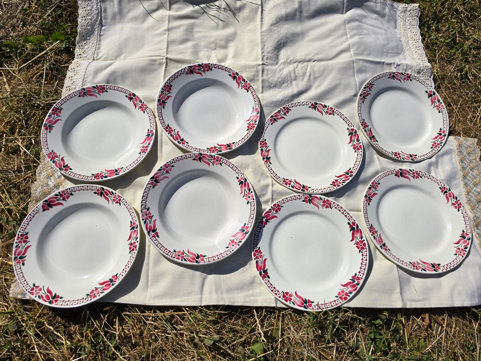 Lot of 4+4 vintage Ceranord St Amand "Roubaix" plates in perfect condition.