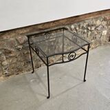 Petite table d'appoint en fer forgé et verre fumé