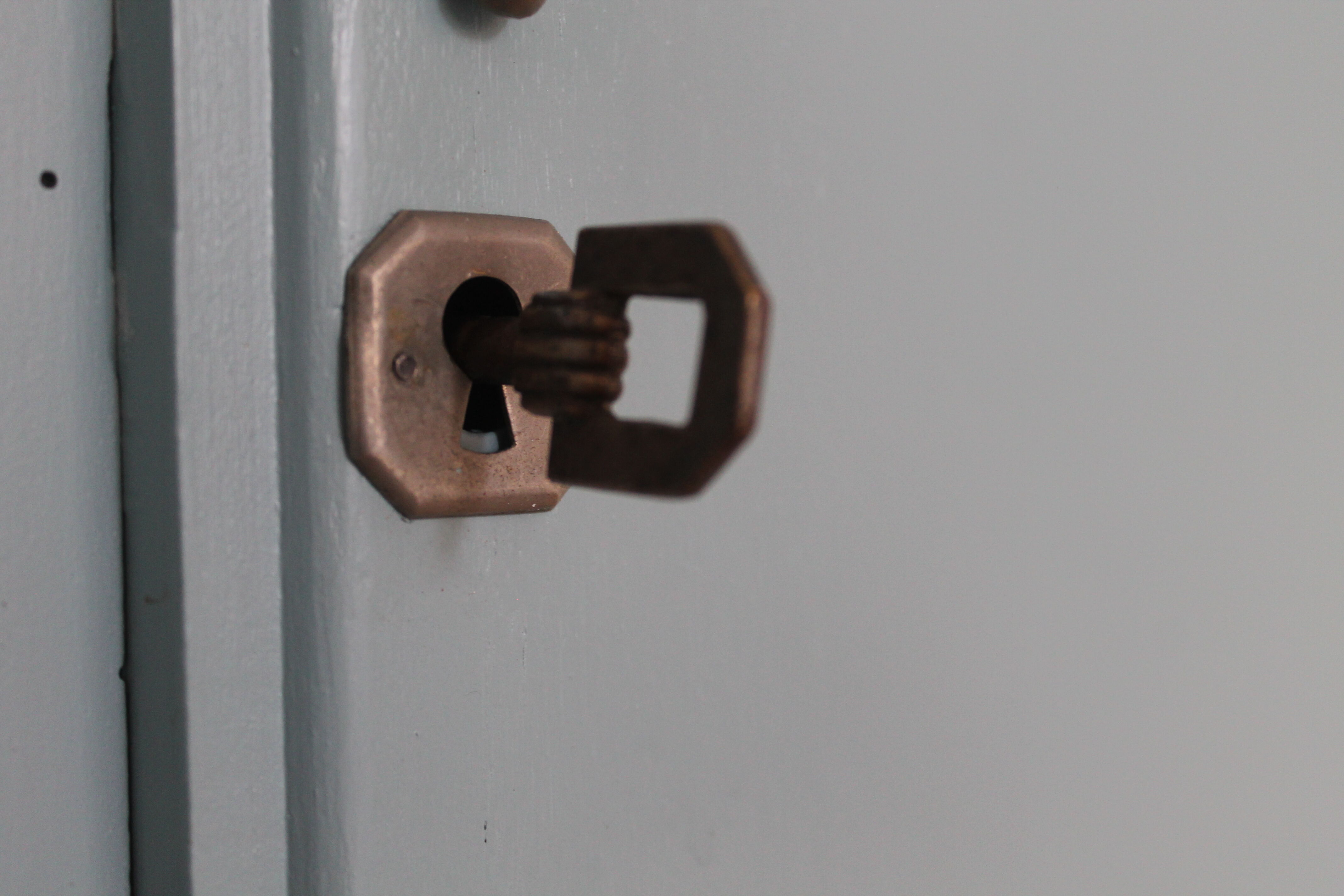 Asymmetrical wardrobe typical of the 50