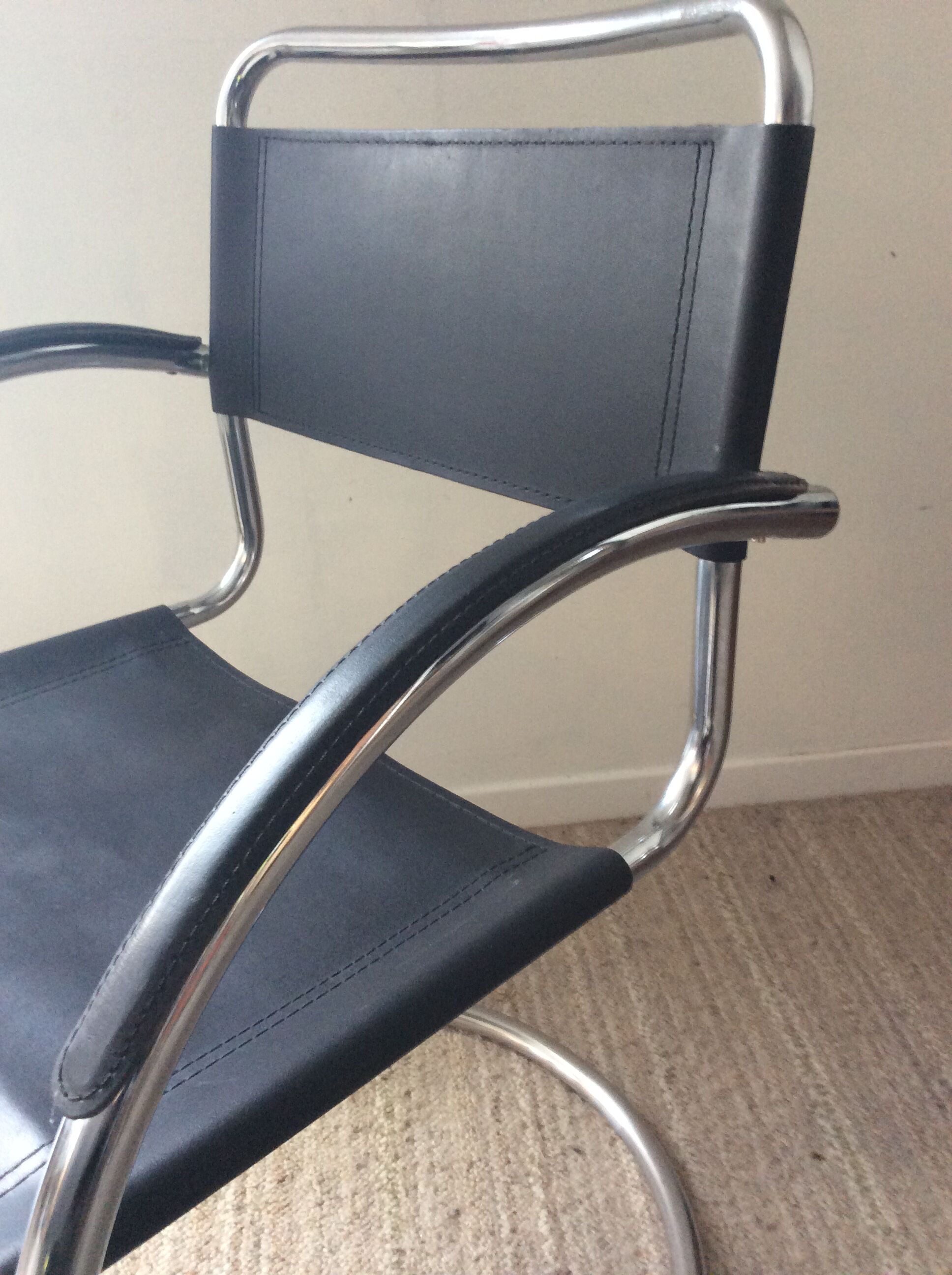 Cantilever Italy chair from the 70s in black leather