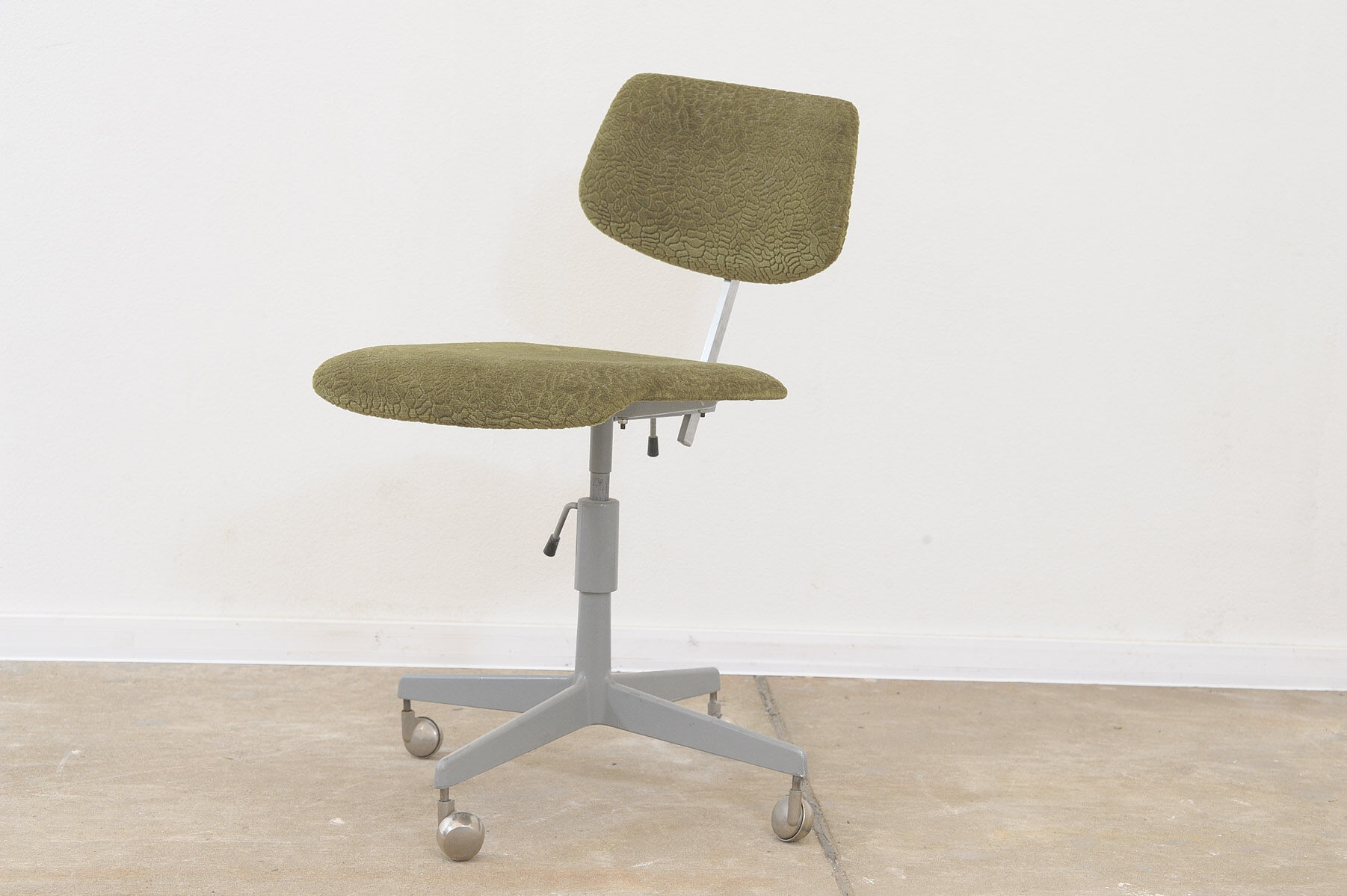 Midcentury swivel desk chair by Kovona 1950s