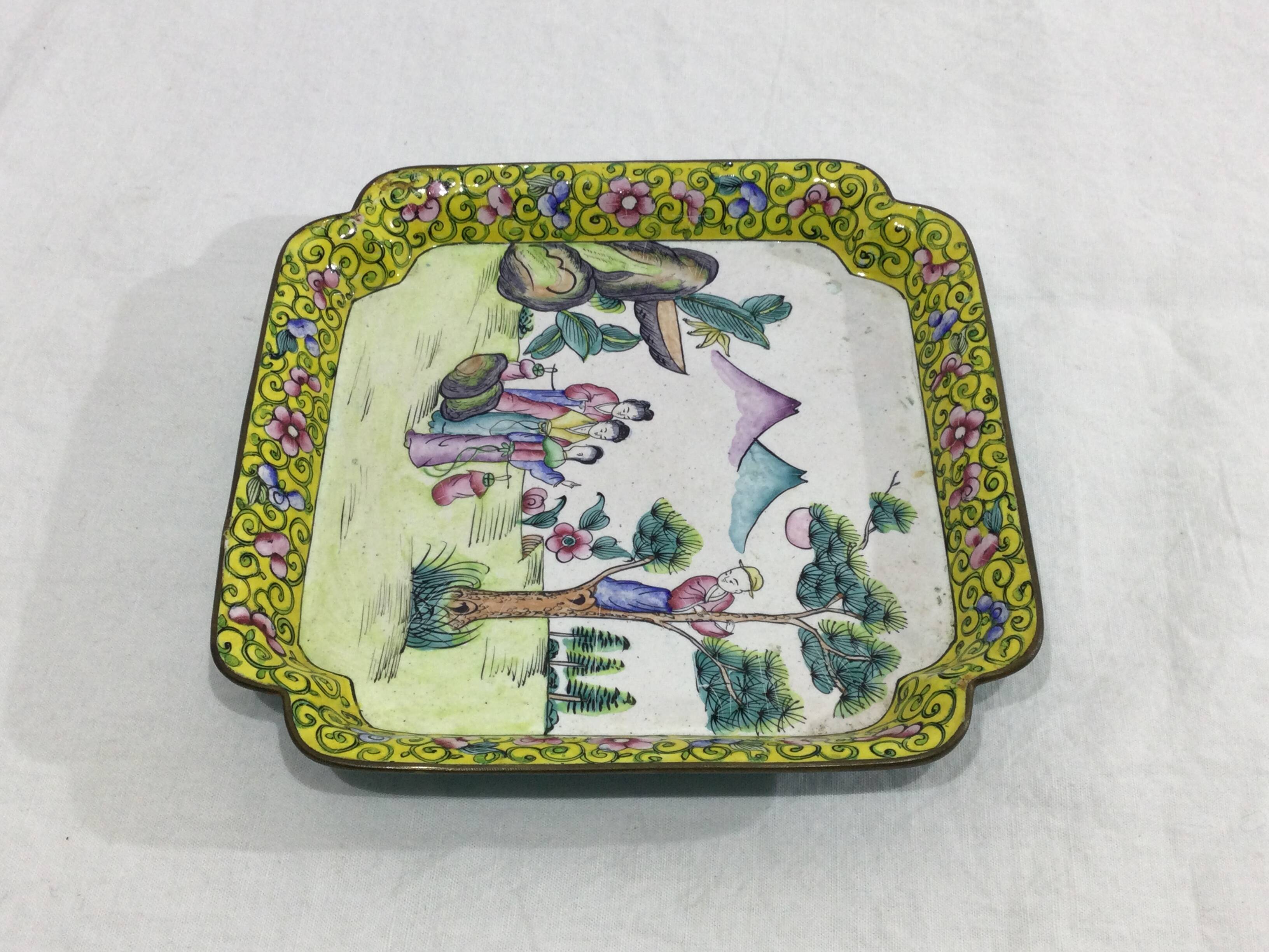 Plateau asiatique en cuivre émaillé