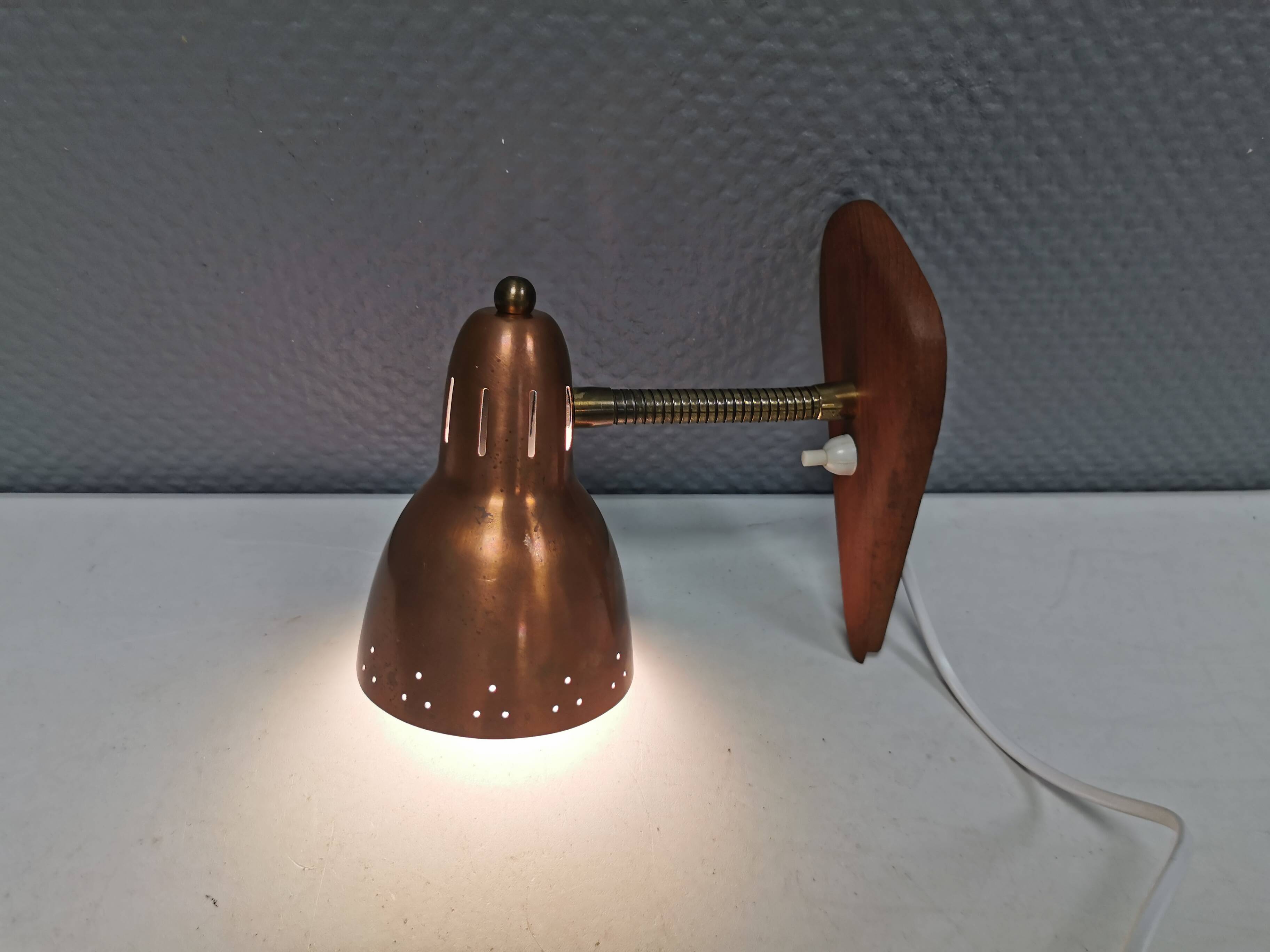Petite applique danoise en cuivre et teck avec cintrage couleur laiton. Estimation des années 1950-60.