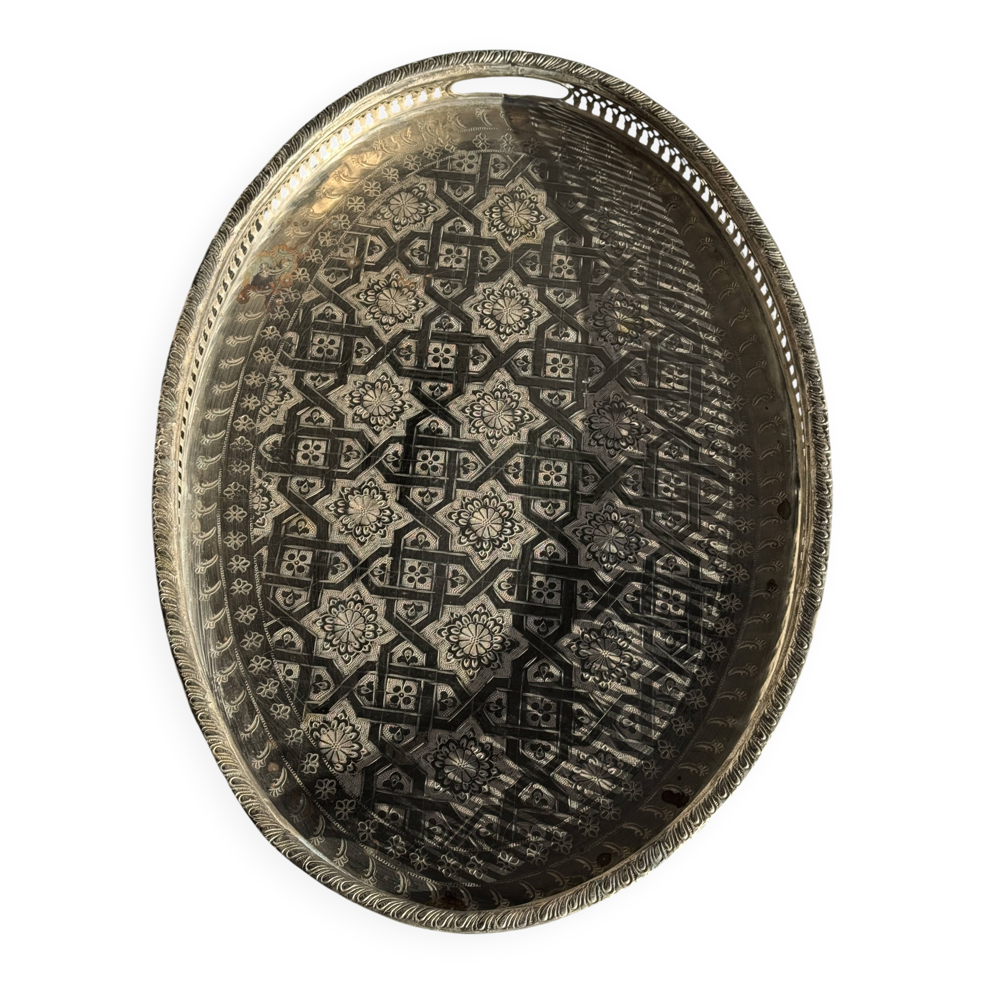 Oval Moroccan plateau engraved on a base 50x35.