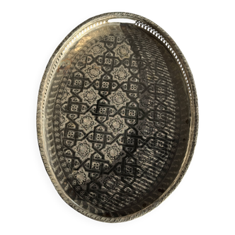 Oval Moroccan plateau engraved on a base 50x35.