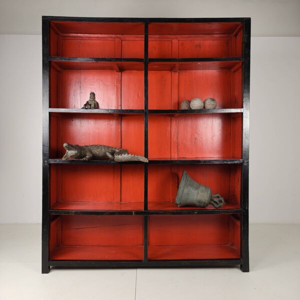 Vitrine chinoise antique / Étagère ouverte avec intérieur en laque rouge