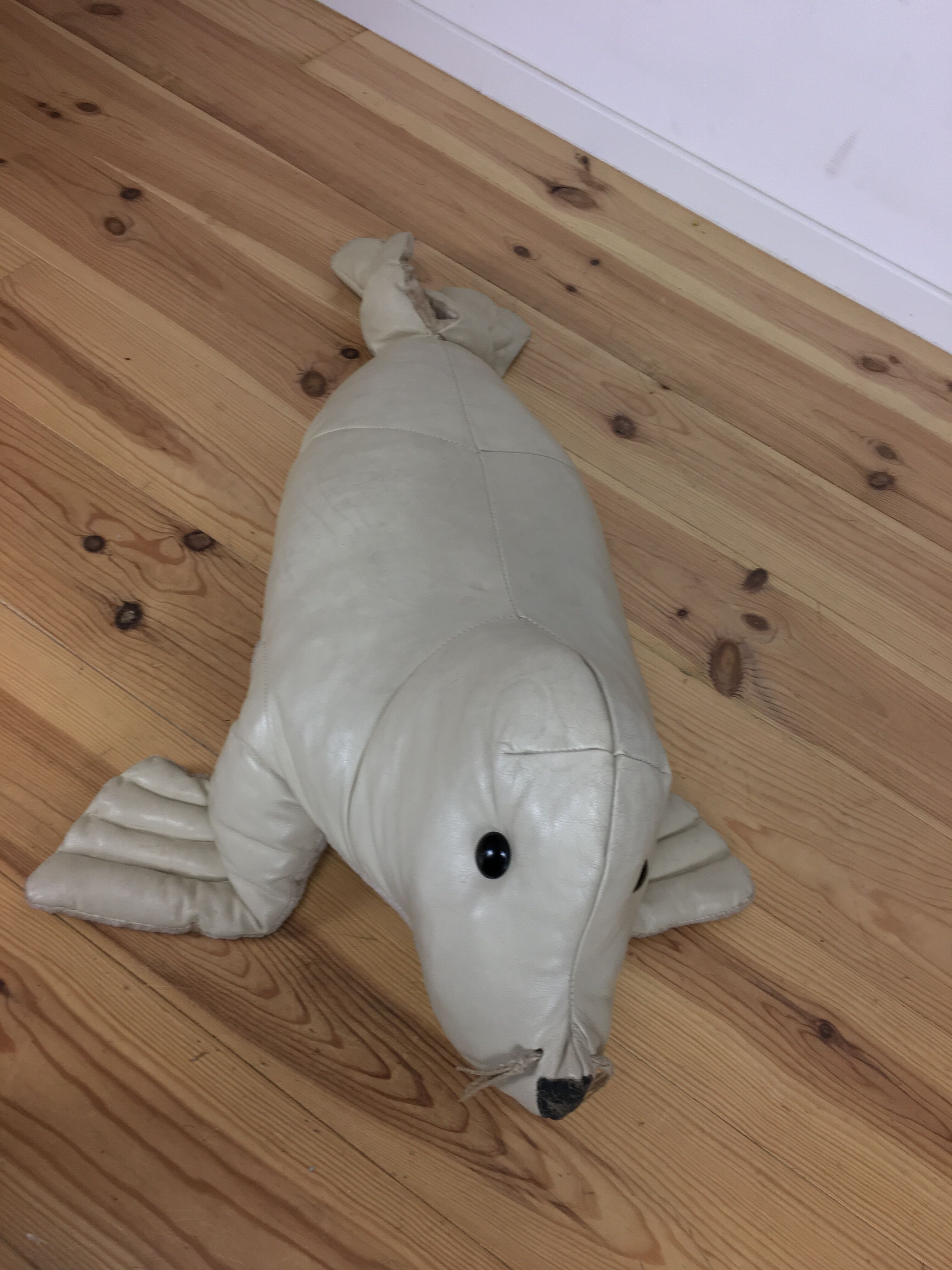 Omersa seal, white leather foot rest