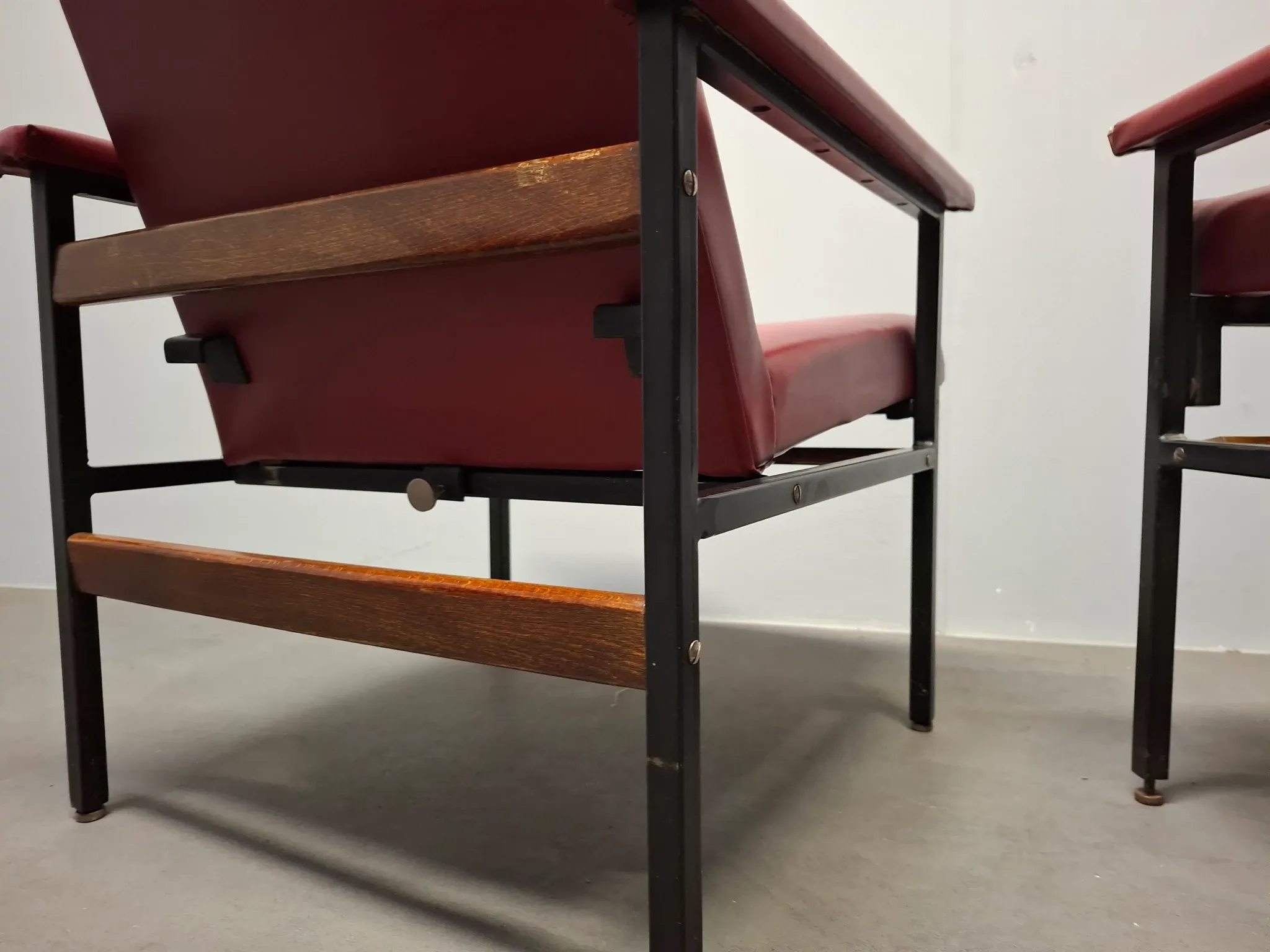Ensemble de 3 fauteuils rouges de style mid-century moderne, Tchécoslovaquie, années 1970.