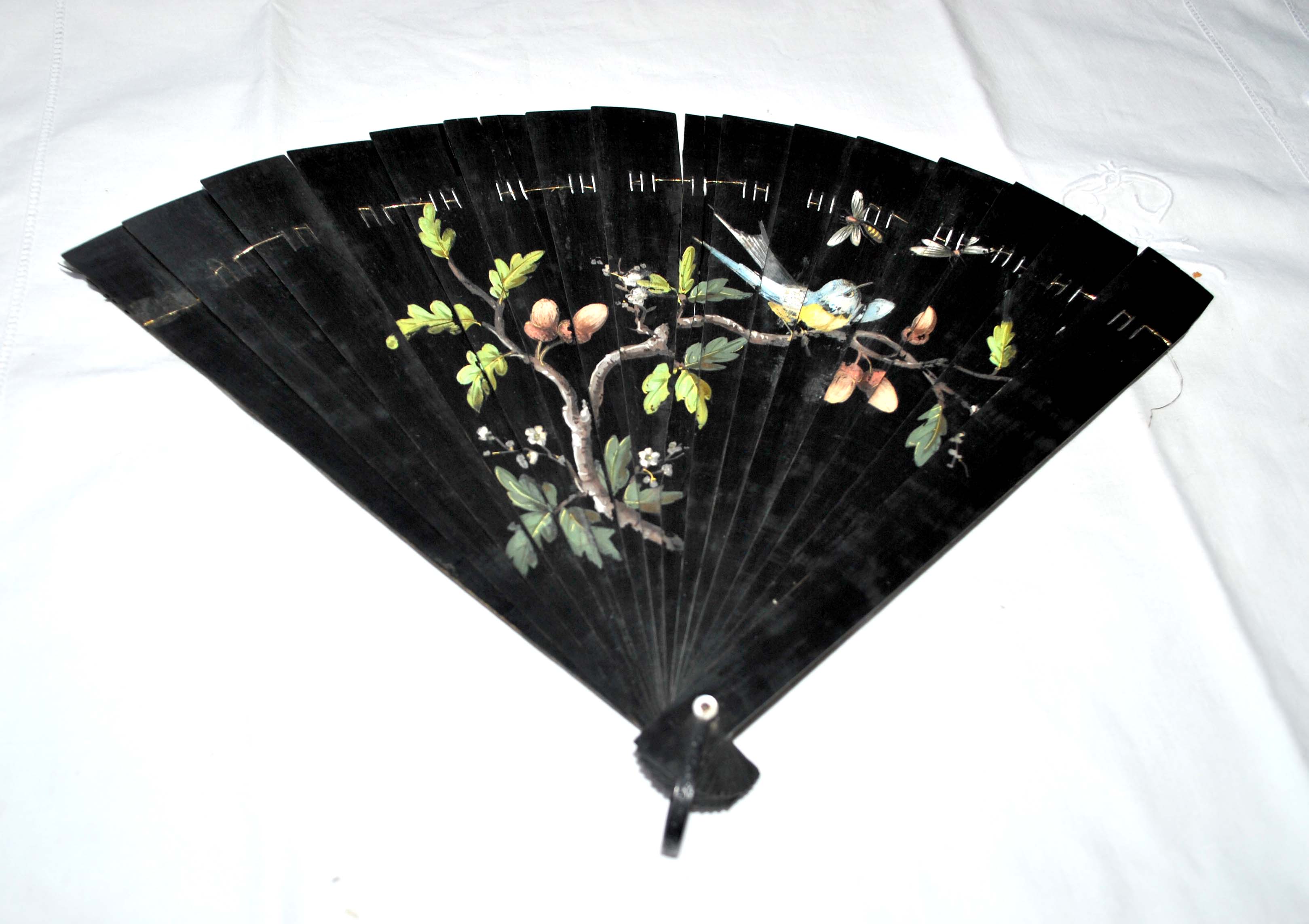 Éventail ancien art nouveau 1900 en bois noir - décor oiseau et branche de chêne peint main