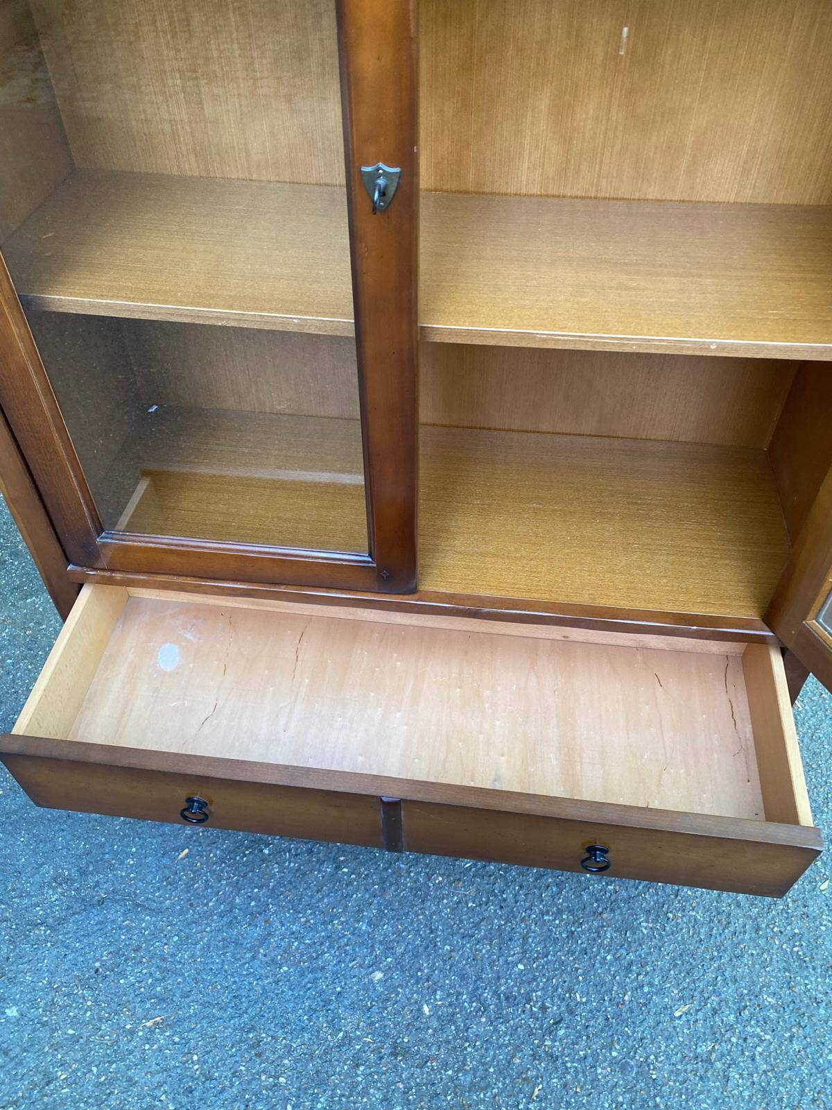 Vitrine Louis philippe en bois massif et placage années 80