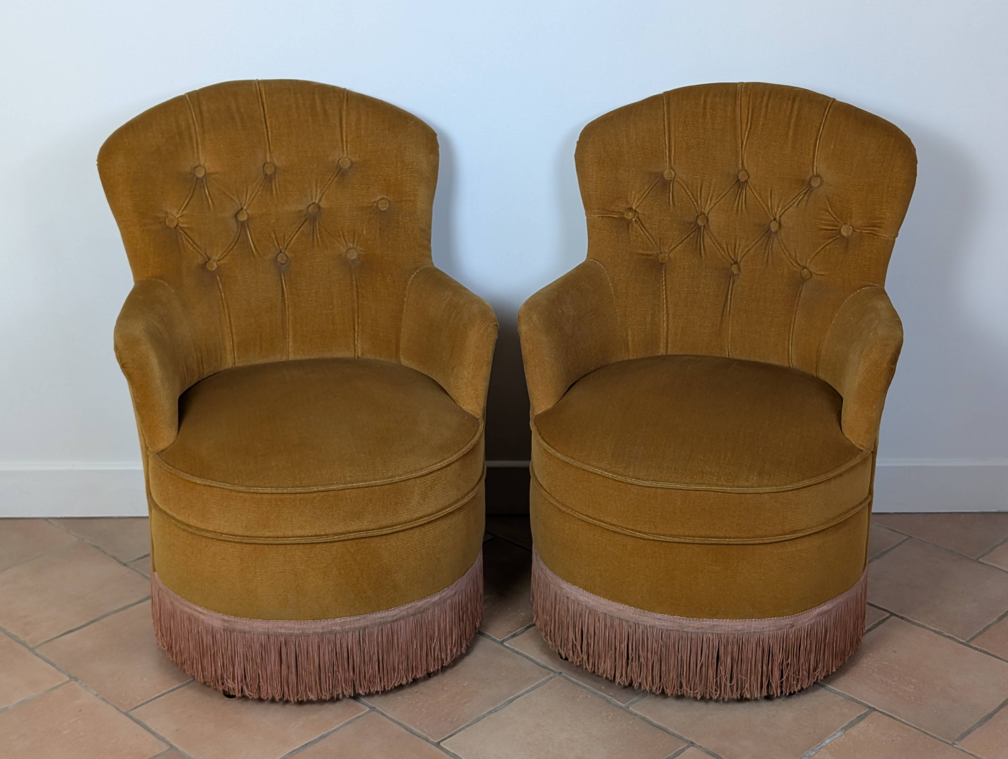 Velvet frog armchair