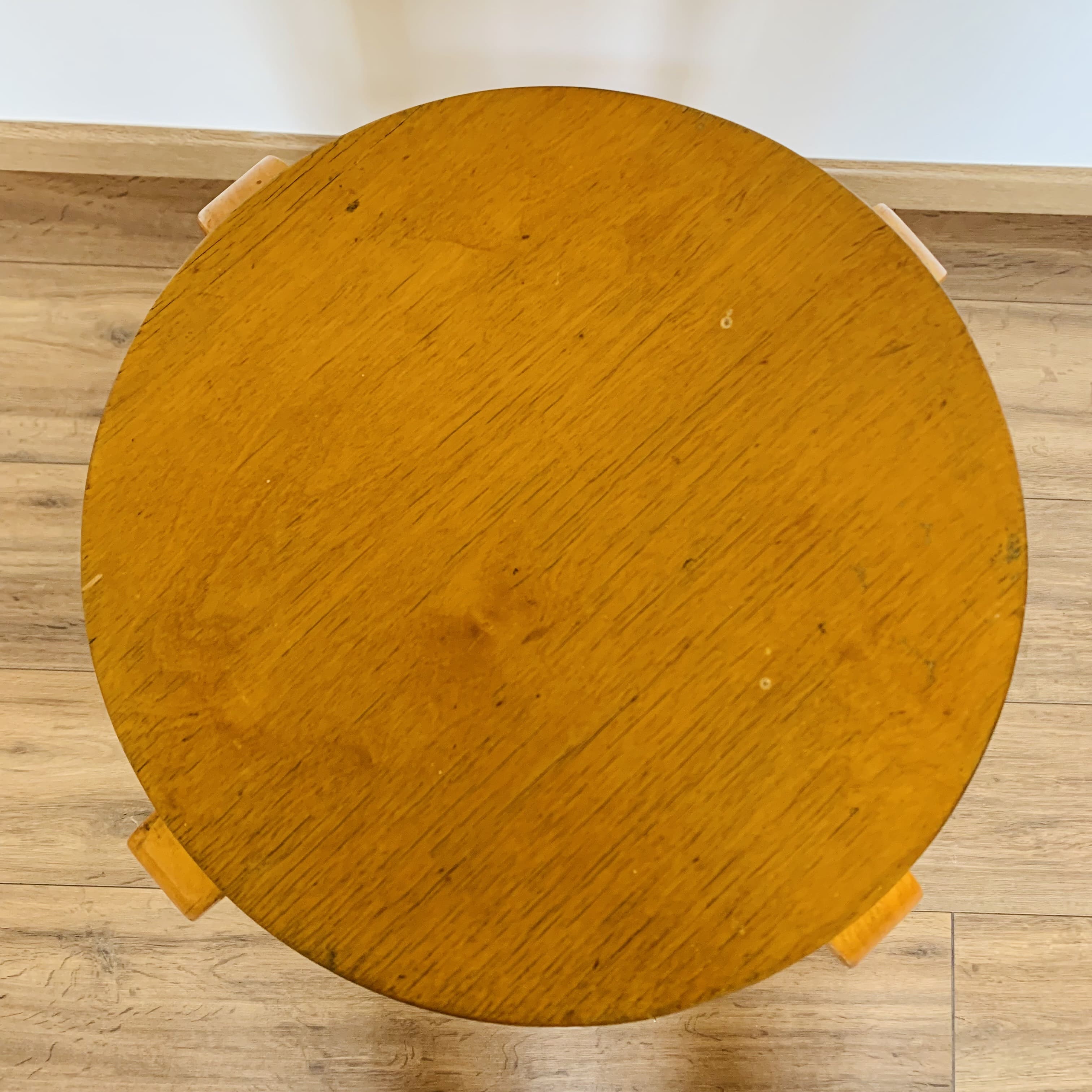 2 bar stools