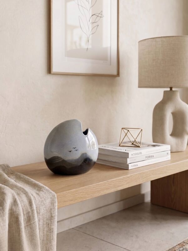 Vase en porcelaine Virebent – décor paysage stylisé – Model Poisson TGM – 18 cm