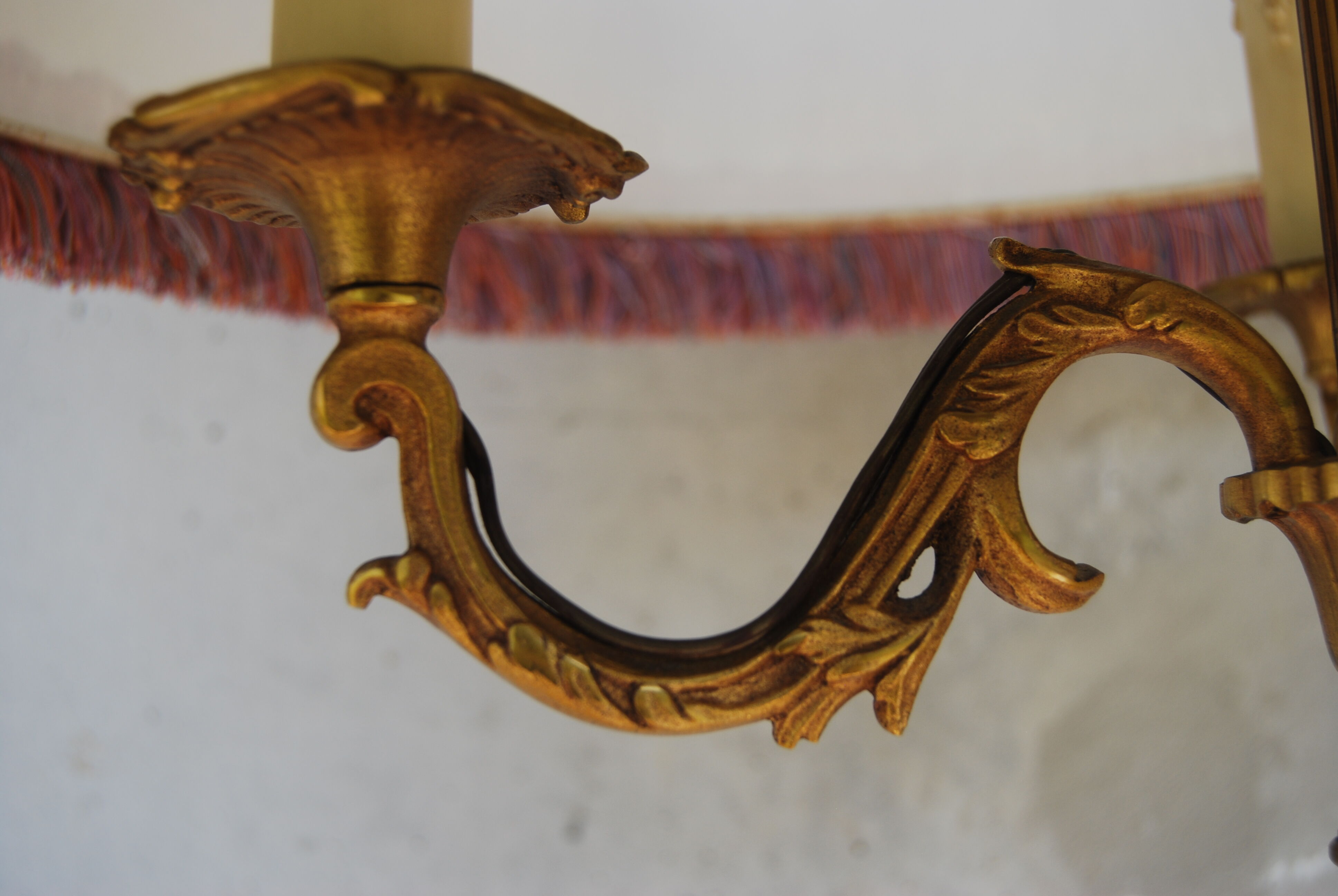 Lampadaire tripode trois bras de lumières en bronze de style Louis XV
