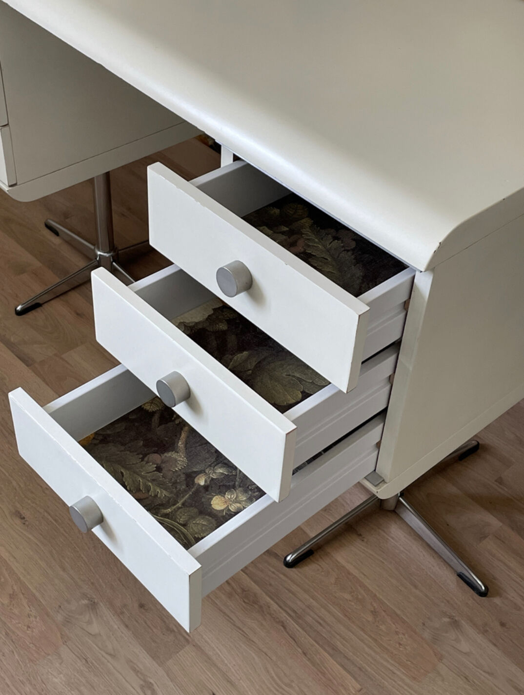 White laqué desk, year 70