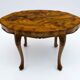Table basse en noyer italien de style baroque du XXe siècle