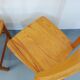 Suite d’une table ronde avec rallonge et 4 chaises vintage en pin des années 60 70