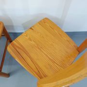 Suite of a round table with extension and 4 vintage pine chairs from the 60s and 70s