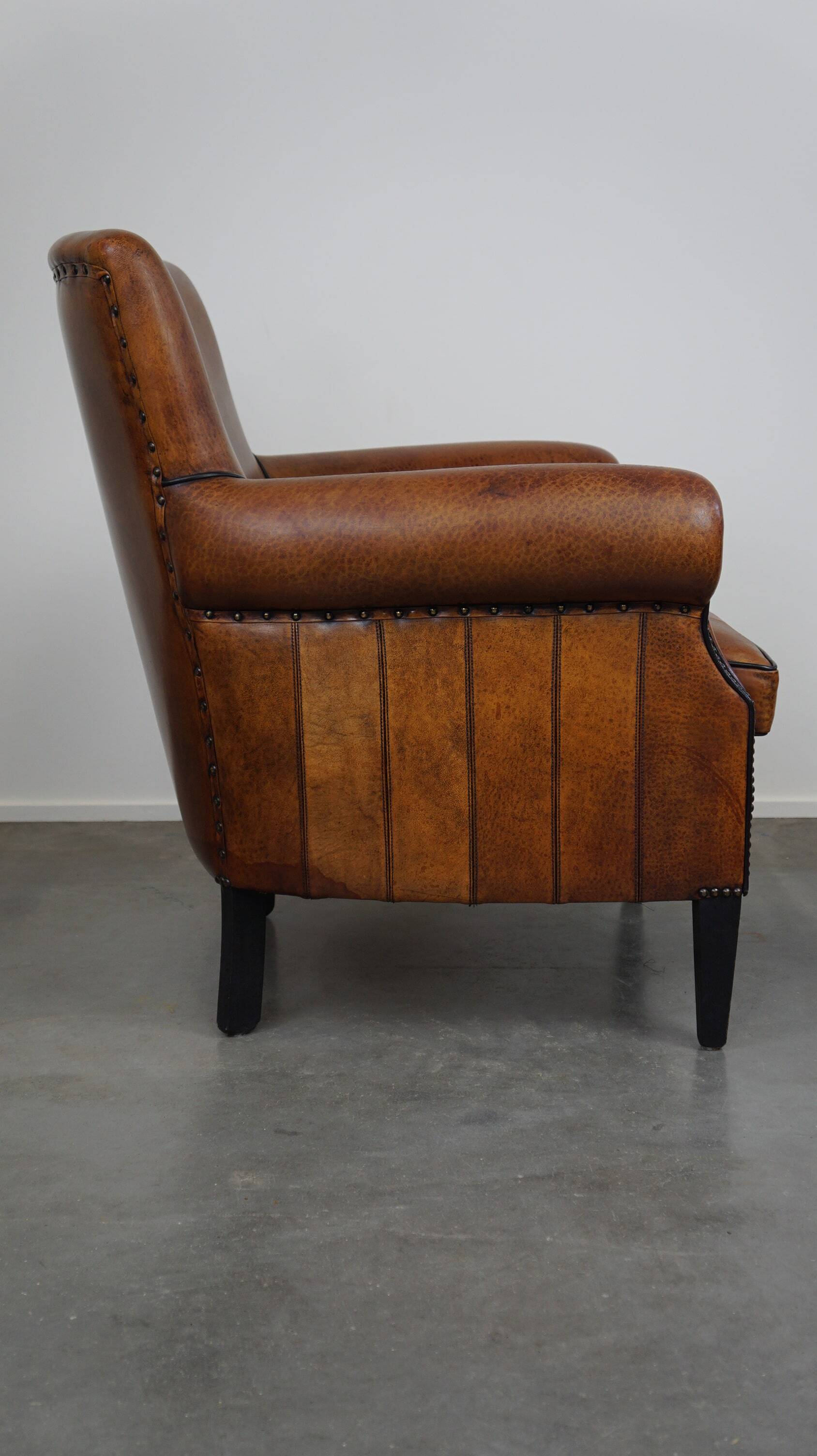 Correct and comfortable sheep leather armchair/armchair with a beautiful finish